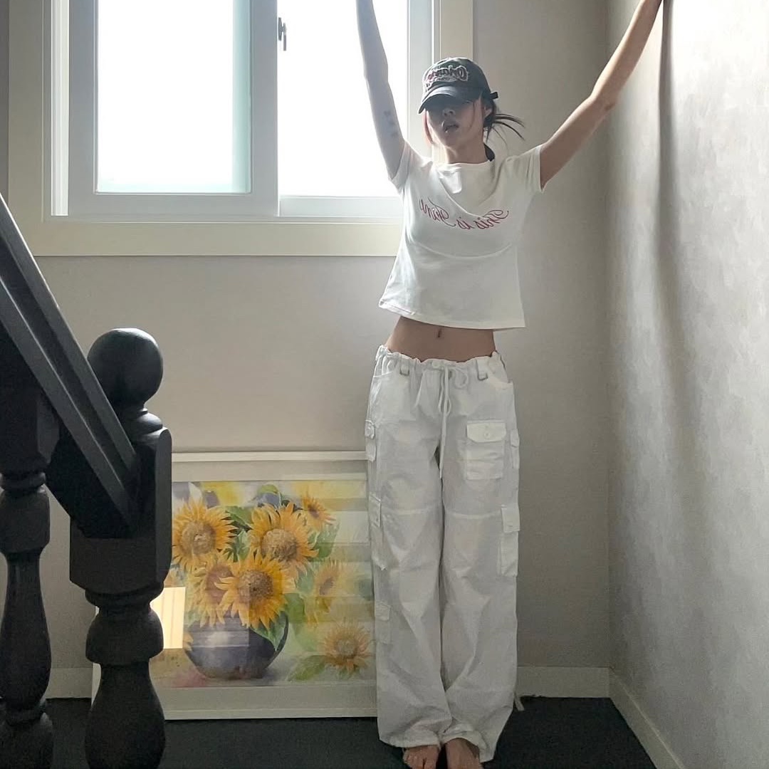 THIS IS FINE Cropped Signature Tee White 착용 스타일 - 2