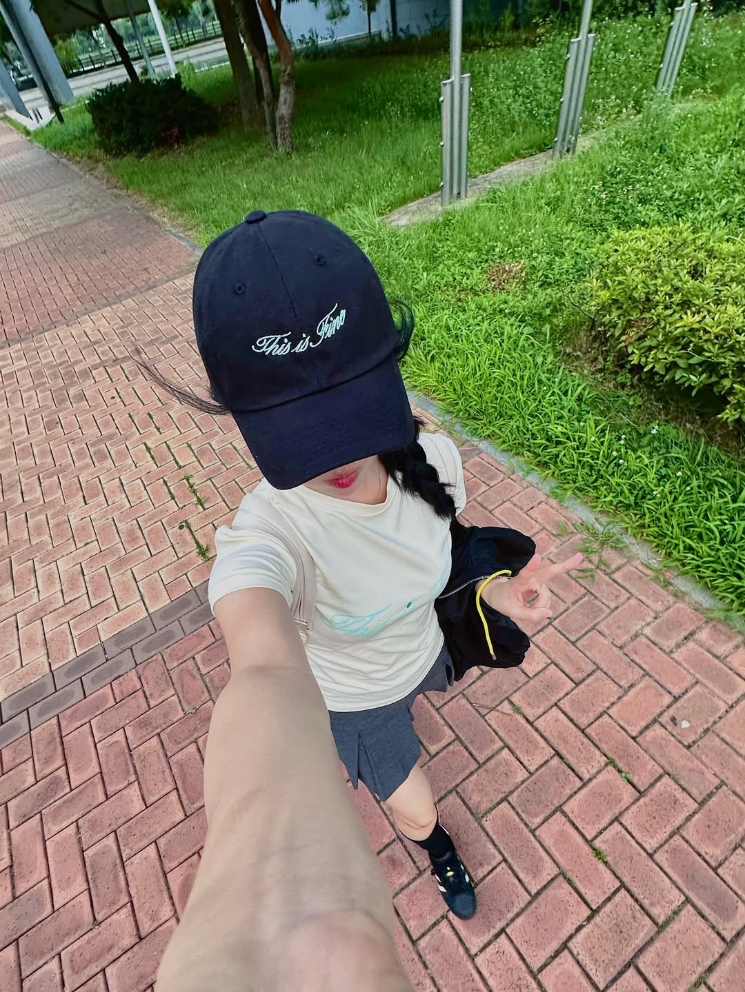 THIS IS FINE Signature Ball Cap Black, THIS IS FINE Cropped Signature Tee Cream 착용 스타일 - 1