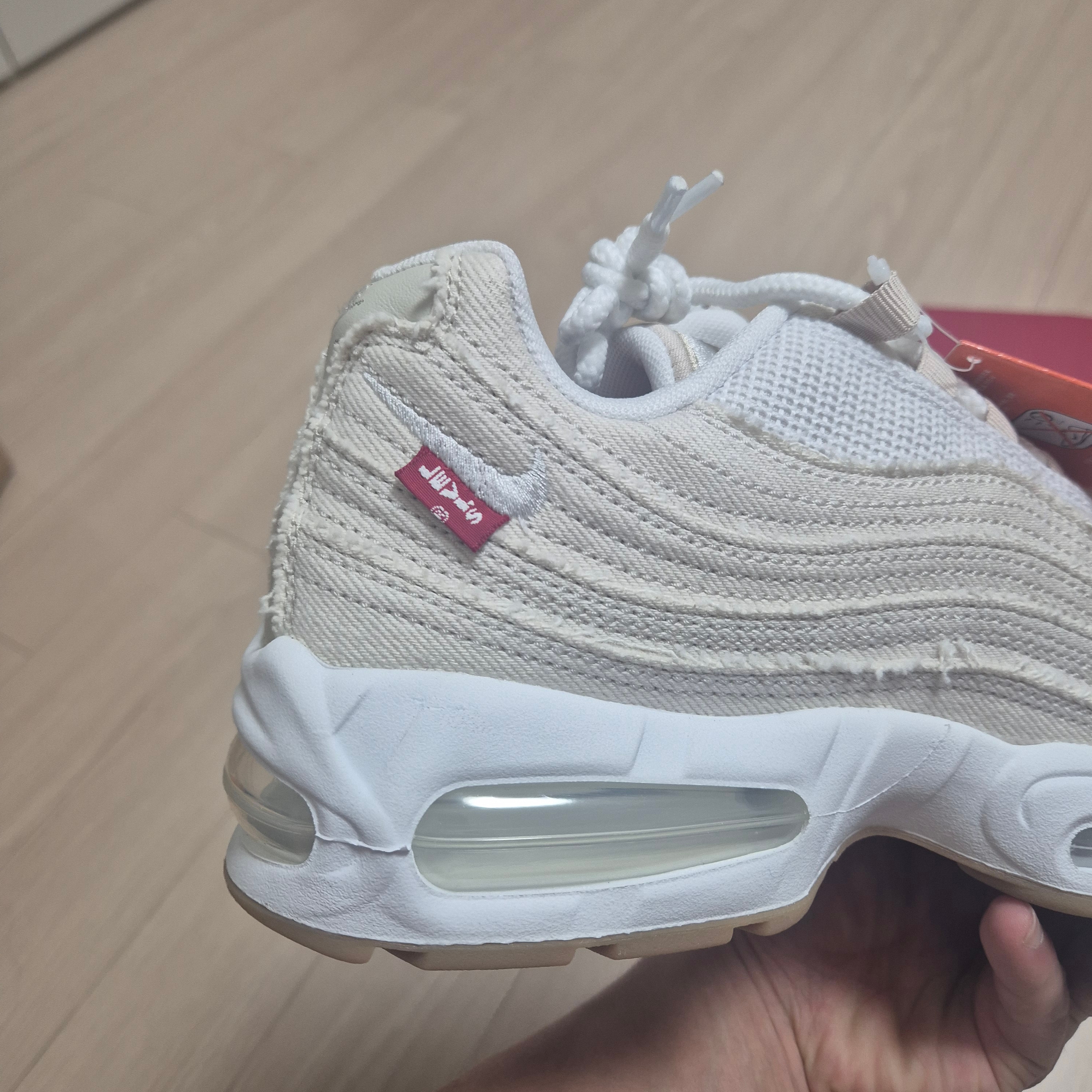 Nike x Levi's Air Max 95 White and Ecru 착용 스타일 - 6