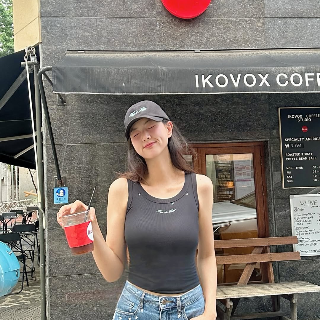 THIS IS FINE Signature Ball Cap Black, THIS IS FINE Ribbed Sleeveless Top Black 착용 스타일 - 2