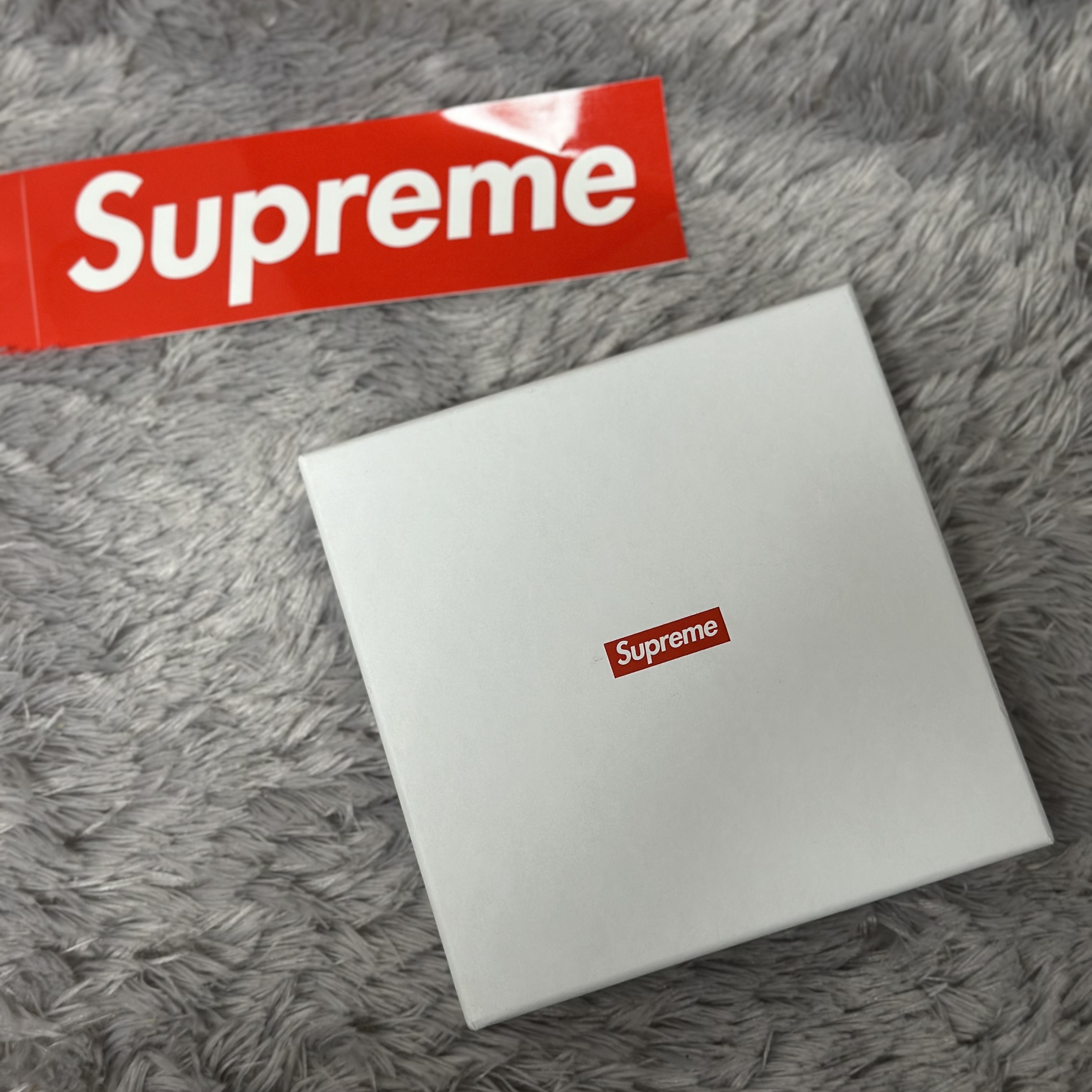 Supreme Leather Chain Wallet Red 착용 스타일 - 2