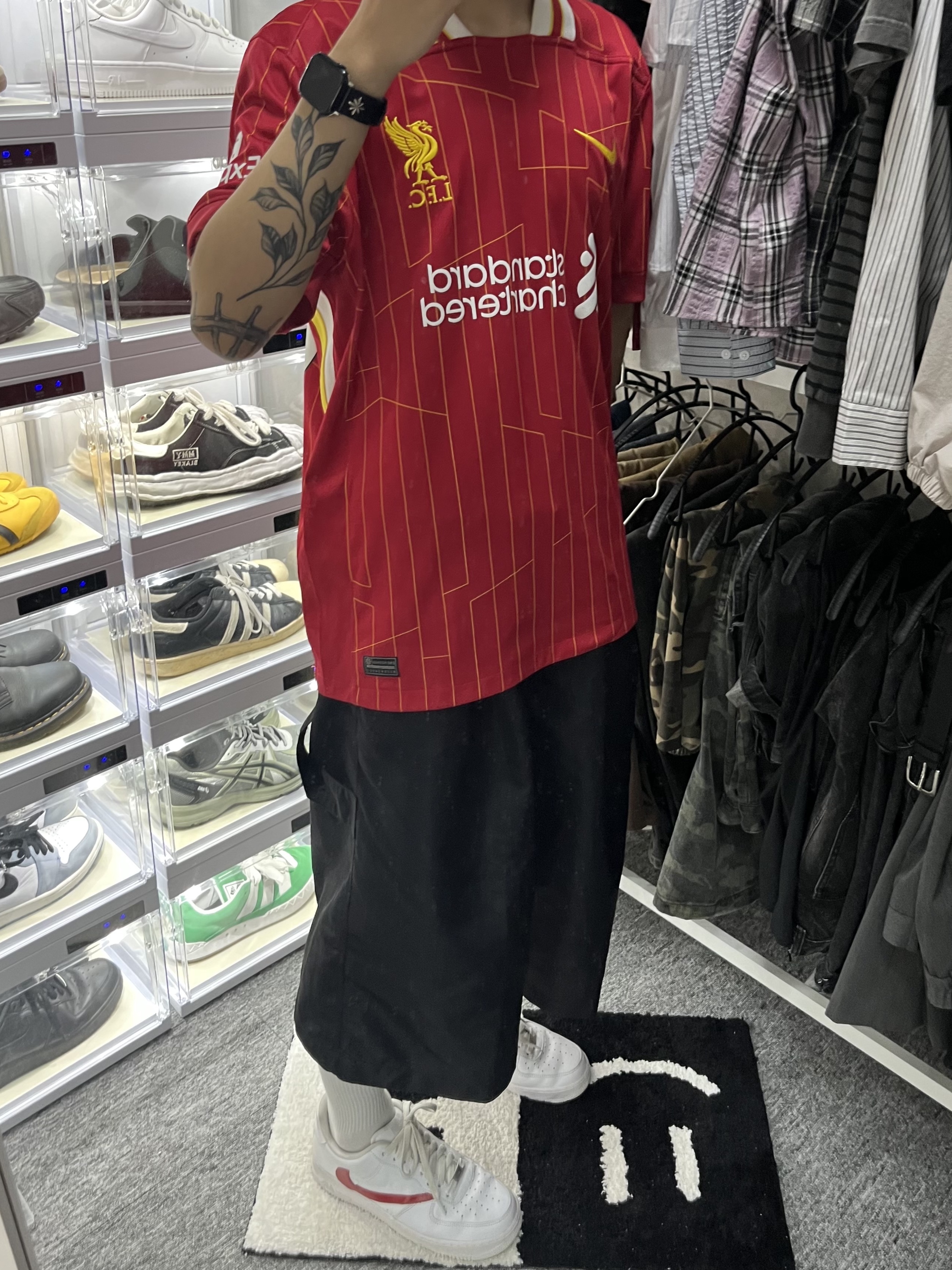Nike Liverpool FC 2024/25 Dri-Fit Stadium Home Jersey Gym Red White Chrome Yellow (Non Marking Ver.), MJD x Koin Seoul Two Tuck Re-Nylon Wide Carpenter Bermuda Pants Black 착용 스타일 - 1