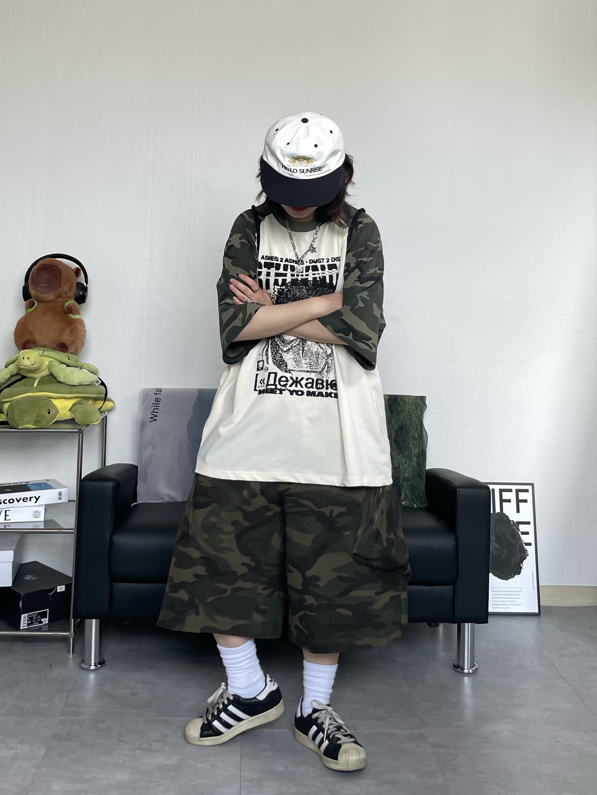 Hello Sunrise  Two Tone Washed OG Logo 6panel Cap Off White & Black, Adidas Superstar Premium Black White 착용 스타일 - 2