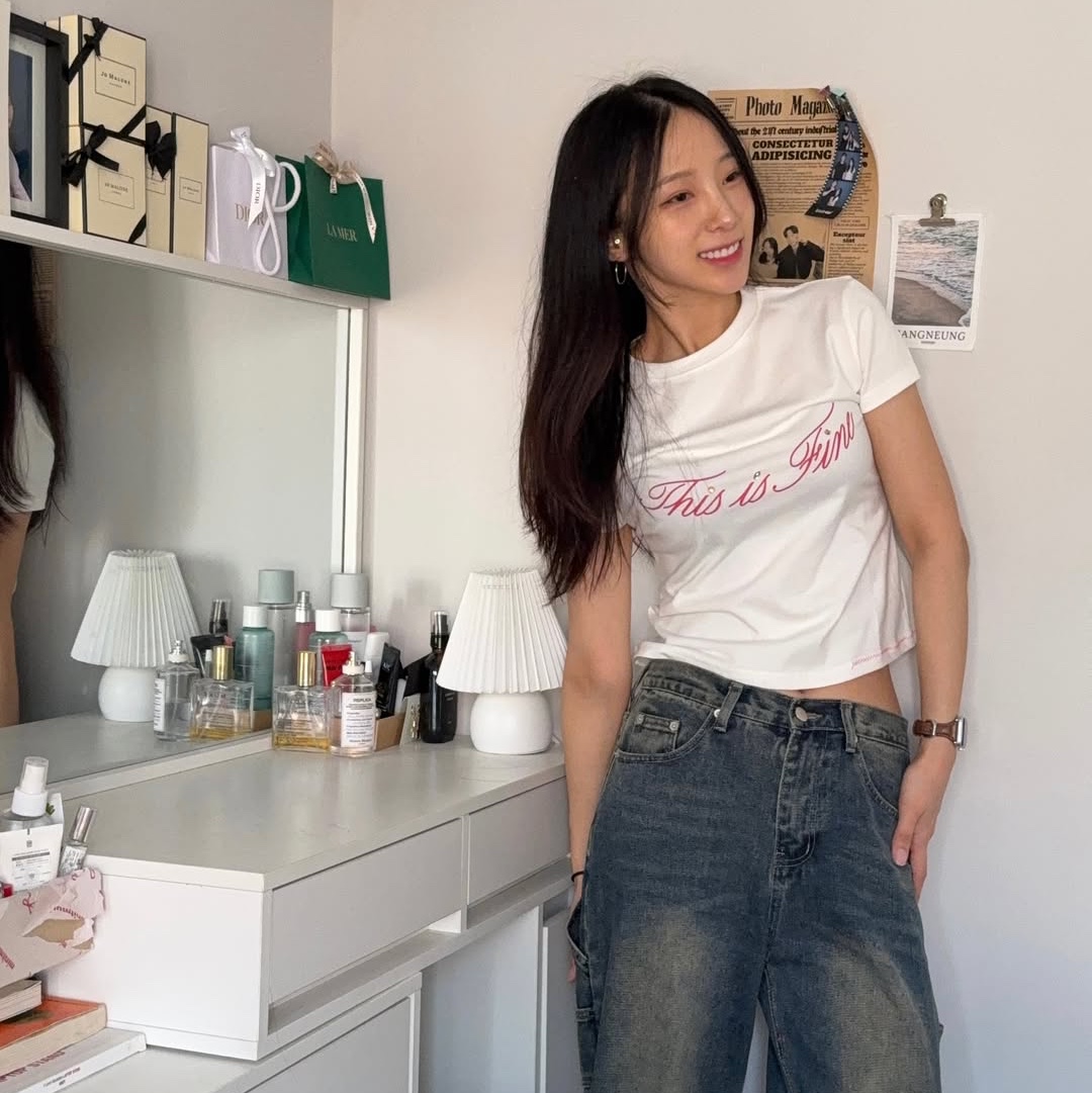 THIS IS FINE Cropped Signature Tee White 착용 스타일 - 4