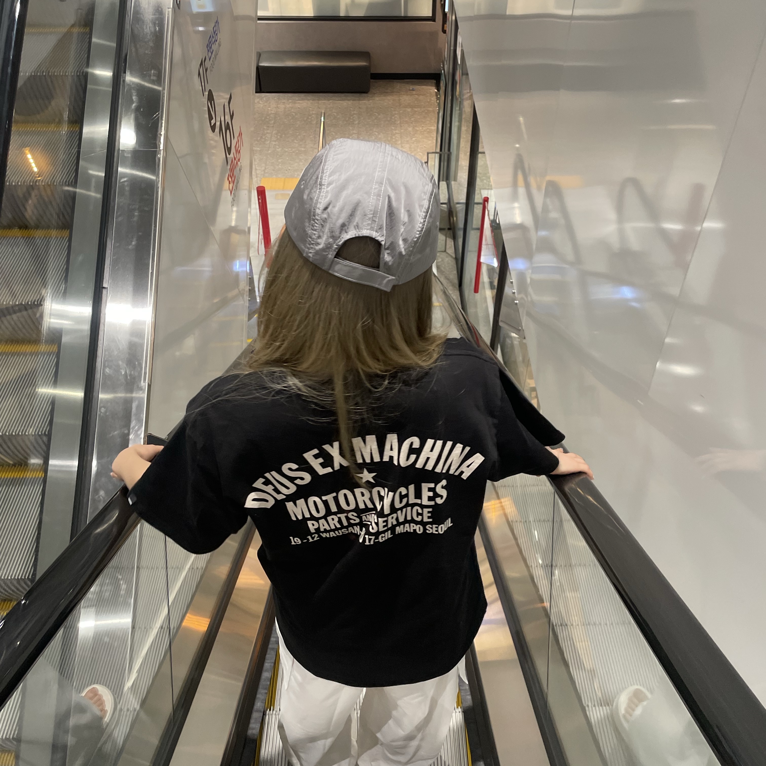 Deus Ex Machina Seoul Address T-Shirt Black 착용 스타일 - 1