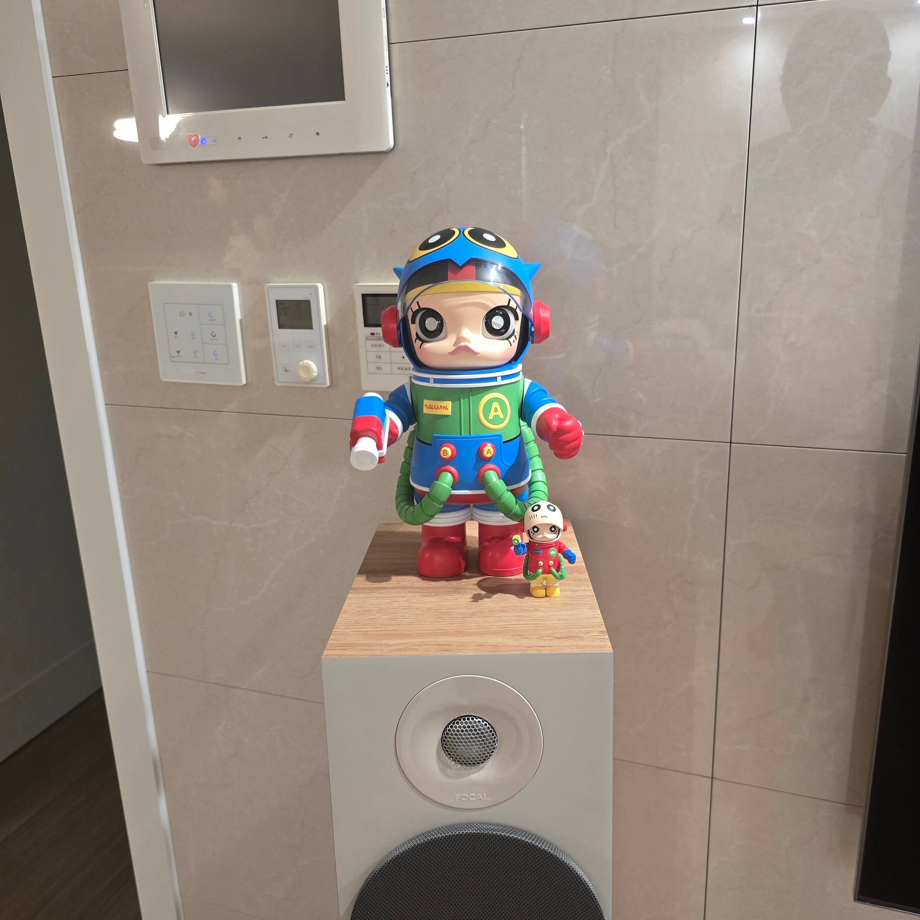 Pop Mart x Crayon Shinchan Mega Space Molly 100% & 400% Set (1 Blind Box) 착용 스타일