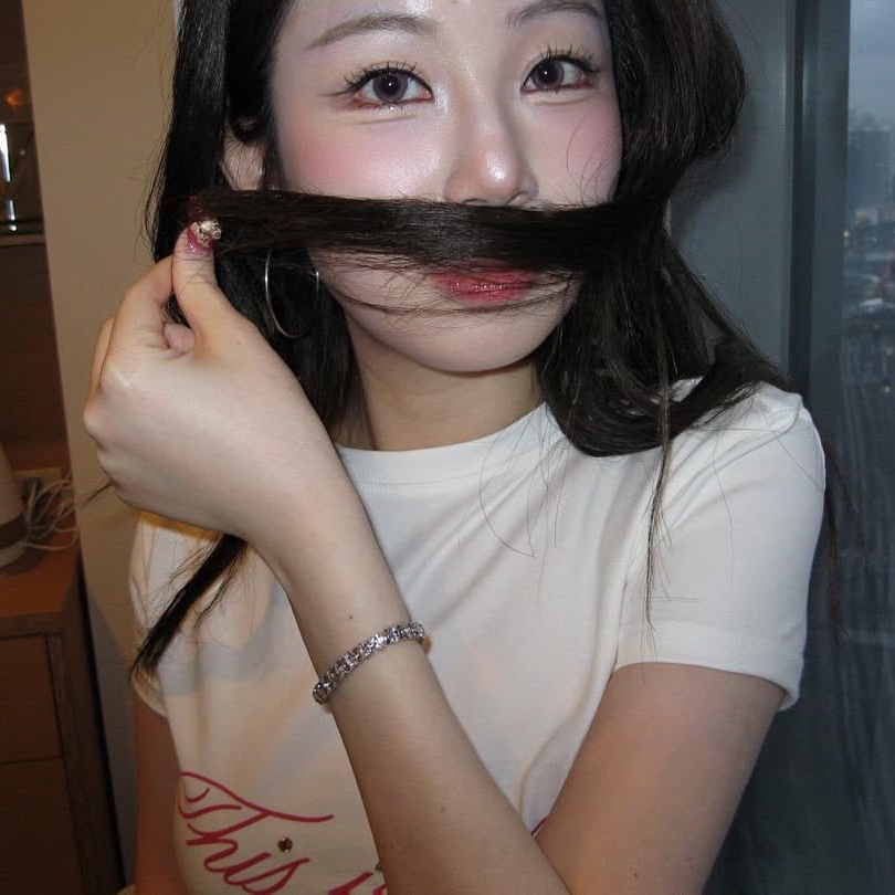 THIS IS FINE Cropped Signature Tee White 착용 스타일 - 3