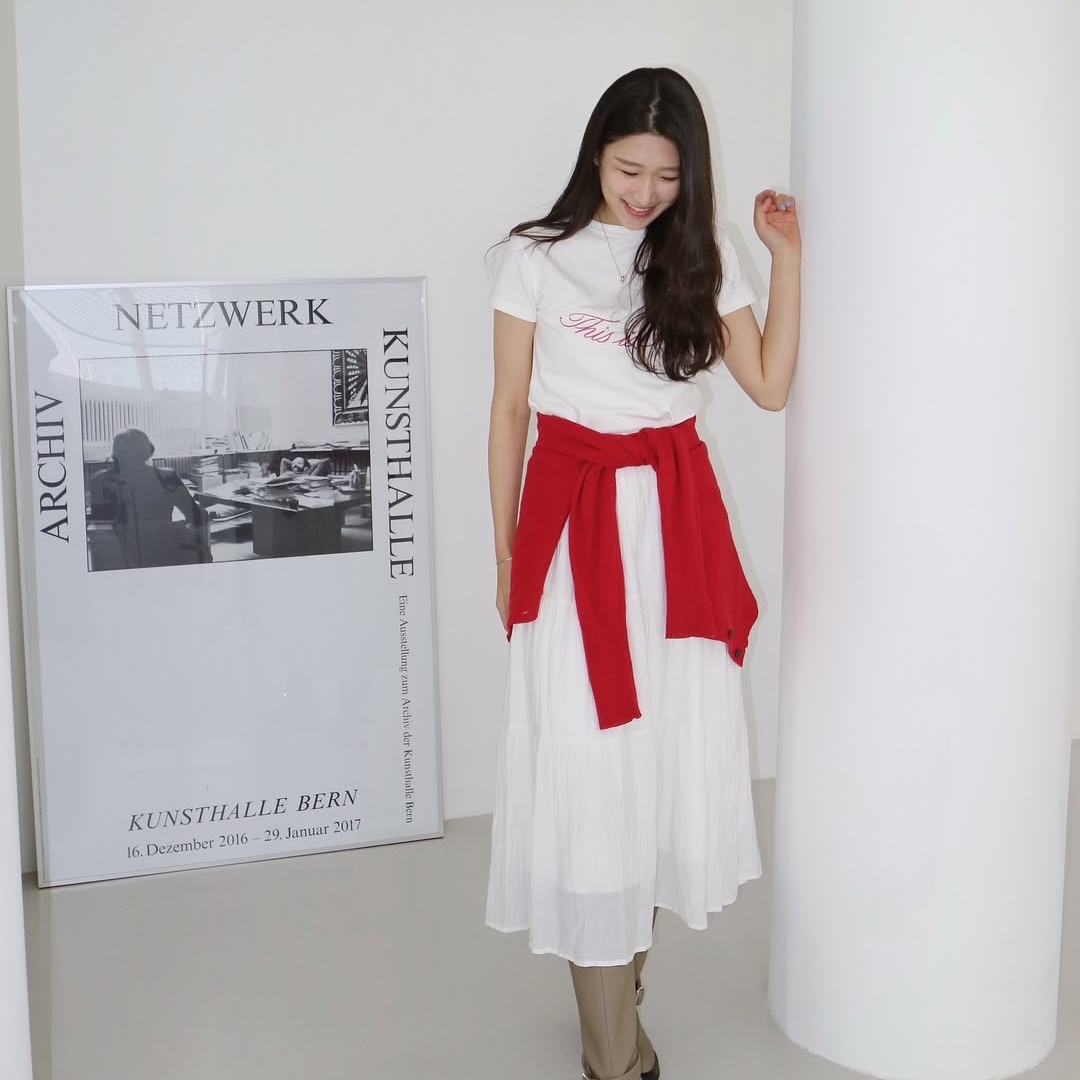 THIS IS FINE Cropped Signature Tee White 착용 스타일 - 6