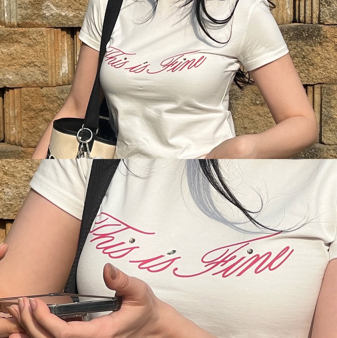 THIS IS FINE Cropped Signature Tee White 착용 스타일 - 3