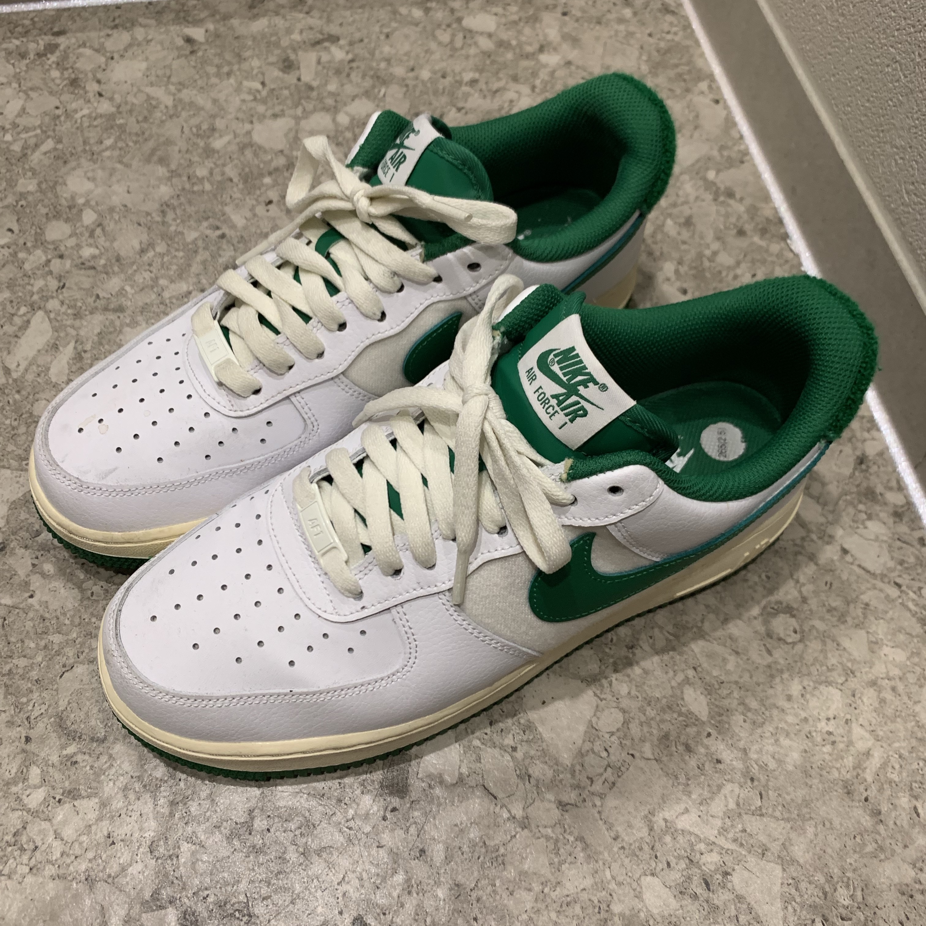 Nike Air Force 1 '07 LV8 Varsity White Pine Green 착용 스타일