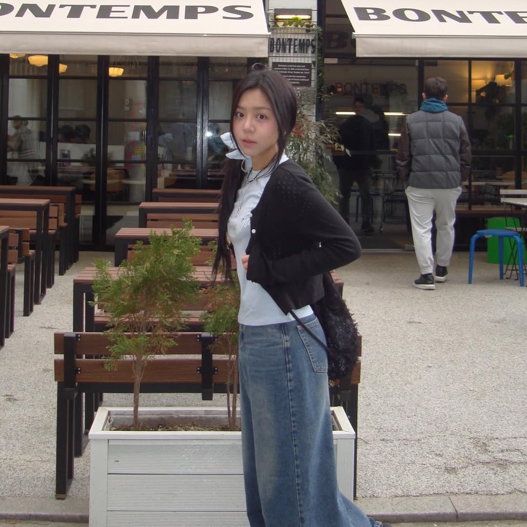 THIS IS FINE Cropped Signature Tee Sky 착용 스타일 - 3