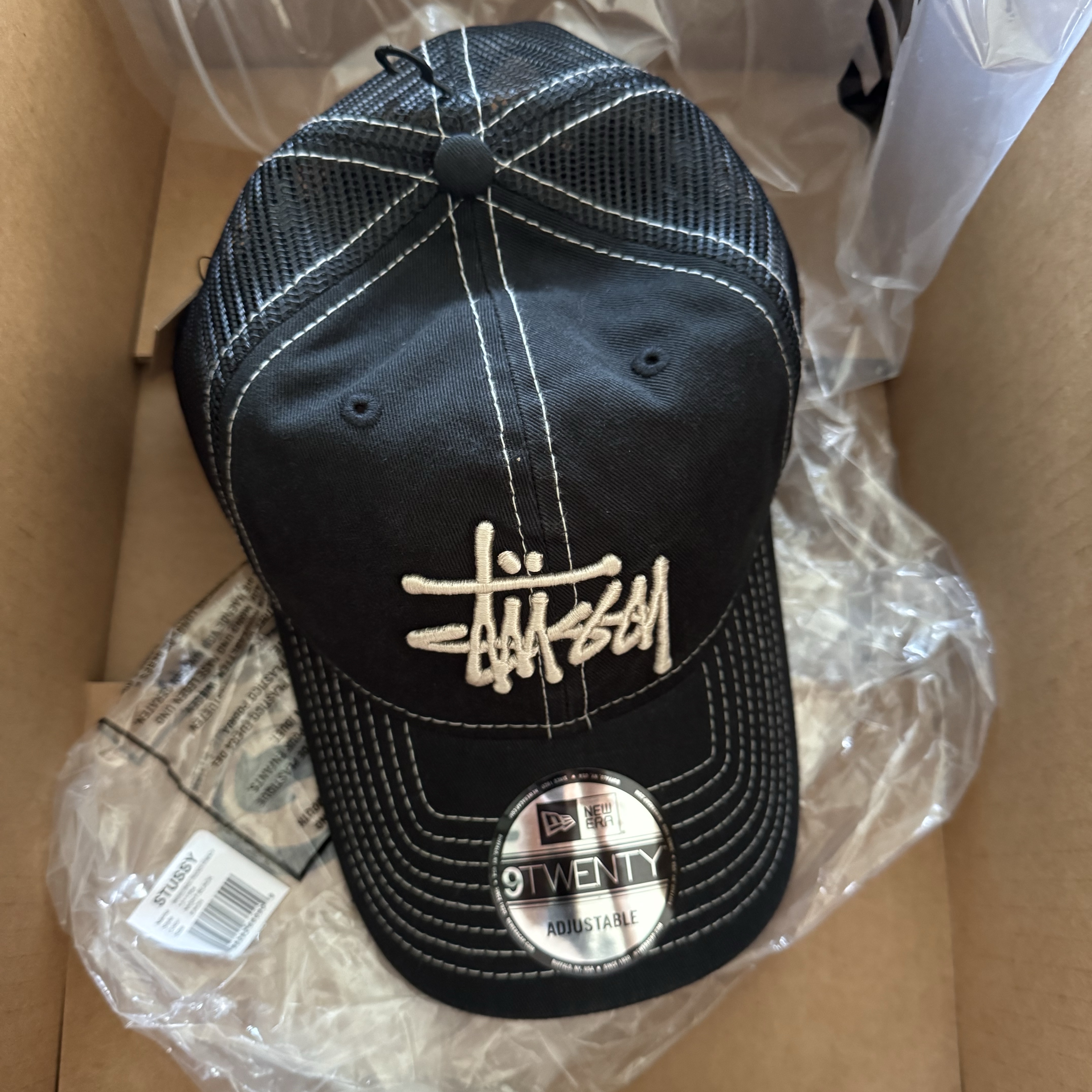 Stussy New Era 9twenty Basic Trucker Black 착용 스타일