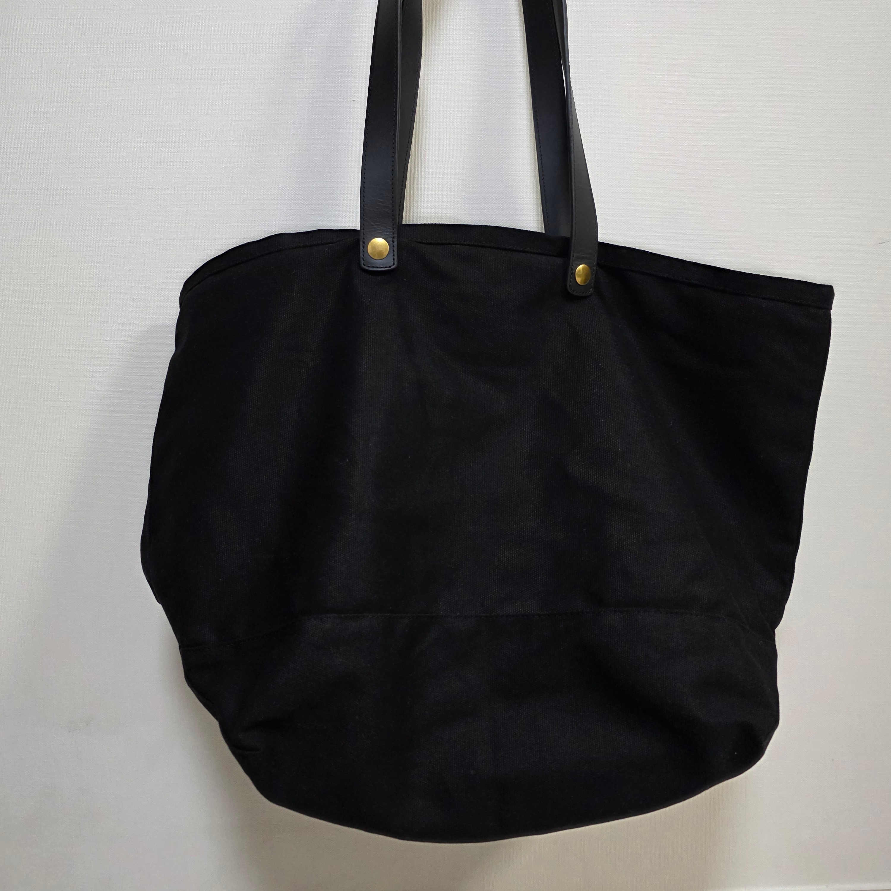 Vivienne Westwood Utility Shopper Tote Bag Black 착용 스타일 - 2