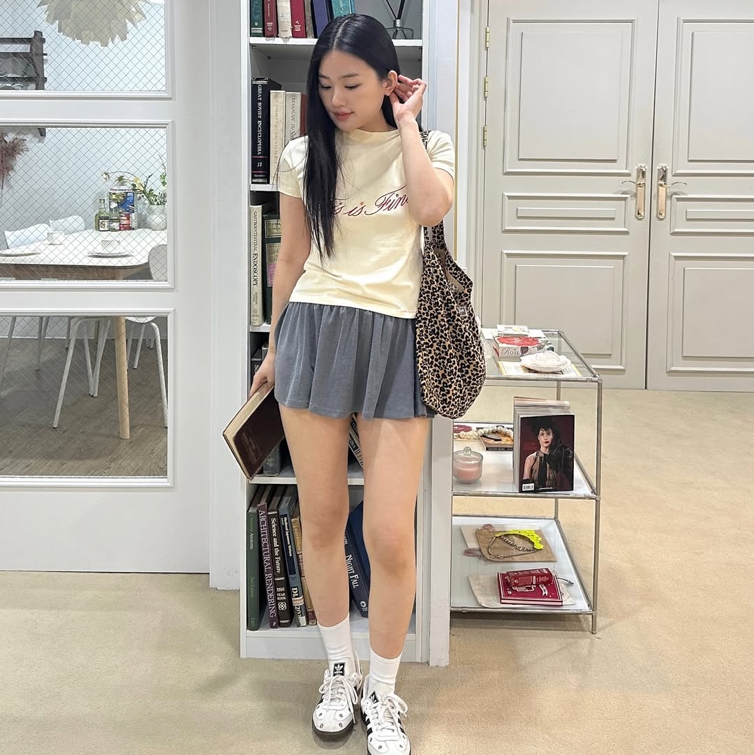 THIS IS FINE Cropped Signature Tee Yellow 착용 스타일 - 5