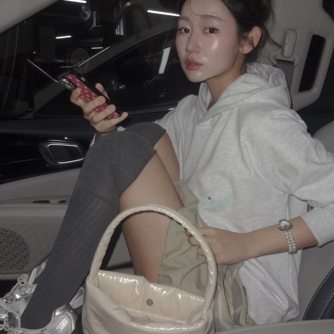 THIS IS FINE Standard Signature Hoodie Gray+TIF Blue 착용 스타일 - 3