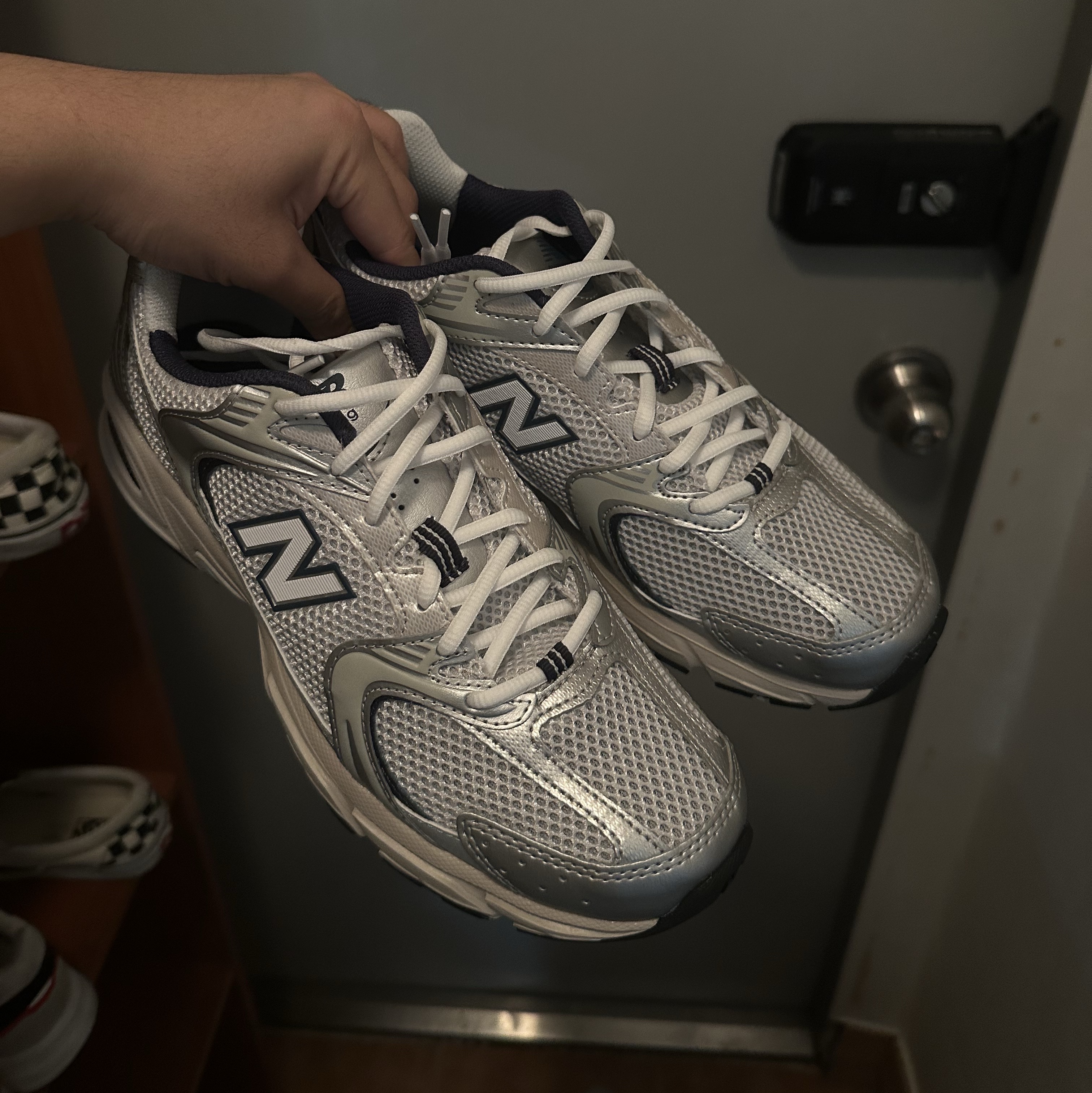New Balance 530 Steel Grey 착용 스타일 - 1