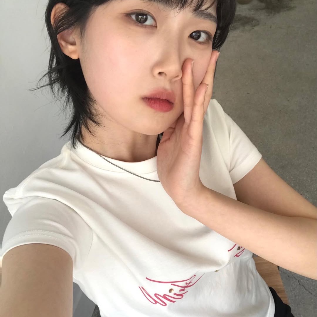 THIS IS FINE Cropped Signature Tee White 착용 스타일 - 4