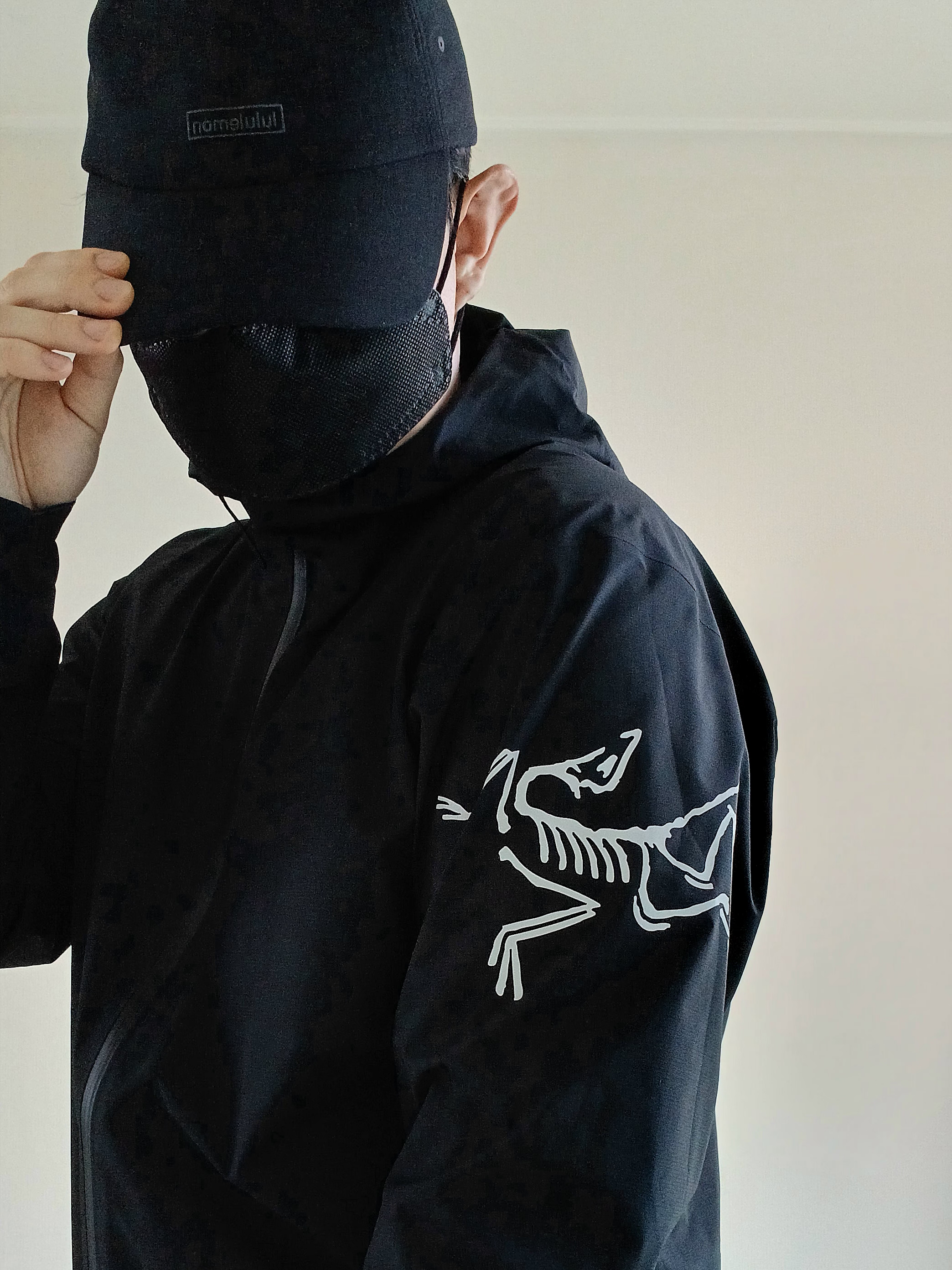 (W) Lululemon Soft Embroidered Baller Hat Black, Arc'teryx Norvan Jacket Black 착용 스타일 - 1