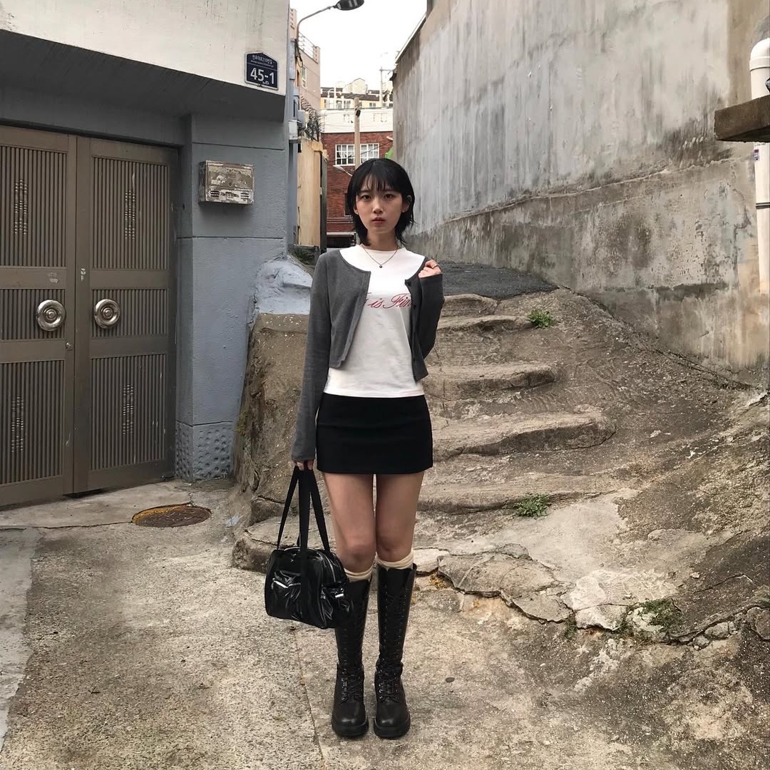 THIS IS FINE Cropped Signature Tee White 착용 스타일 - 7