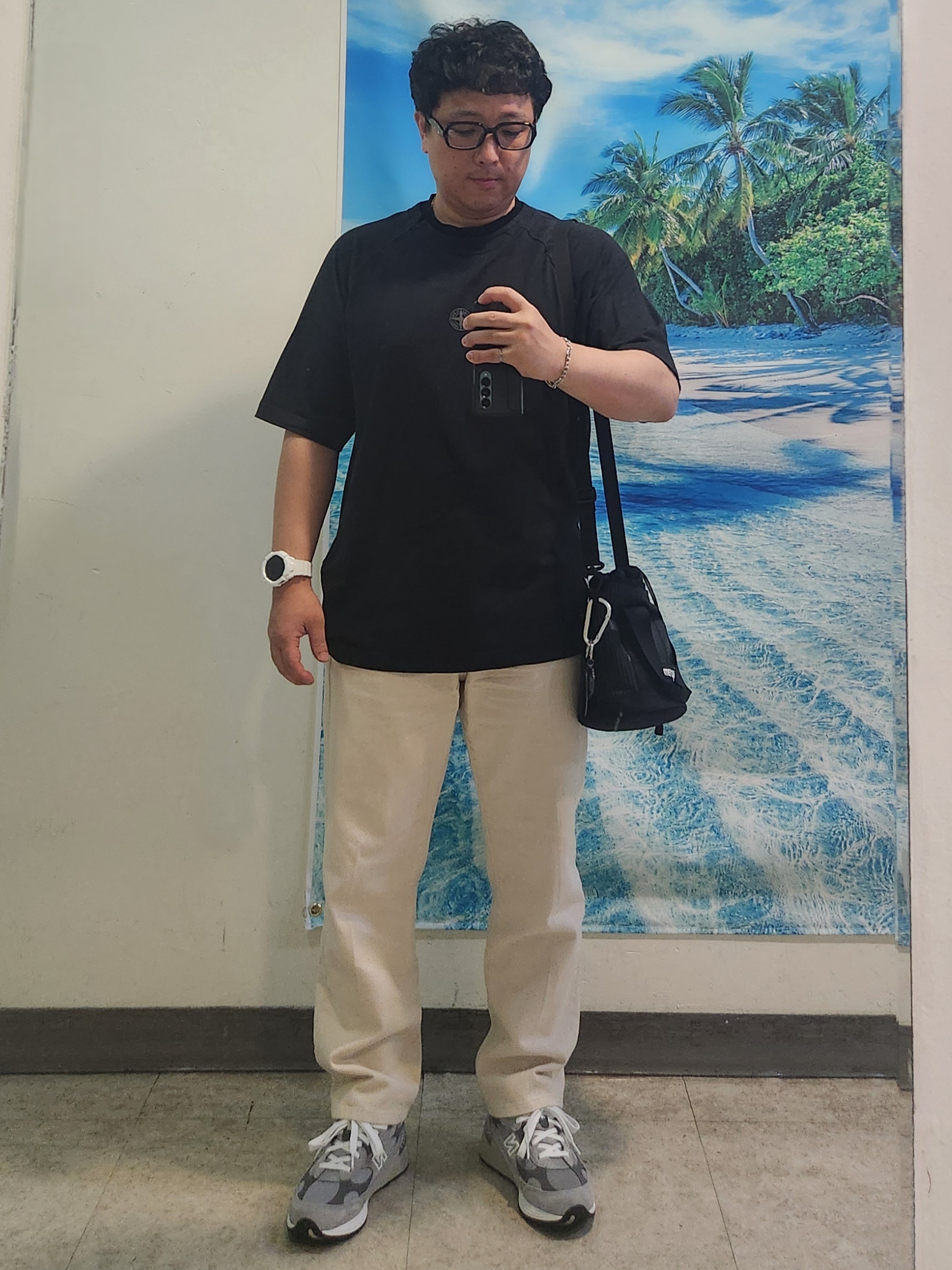Stone Island 20144 Garment Dyed Short Sleeve T-Shirt Black - 23FW, New Balance 992 Made in USA Core Grey Silver Metallic 착용 스타일