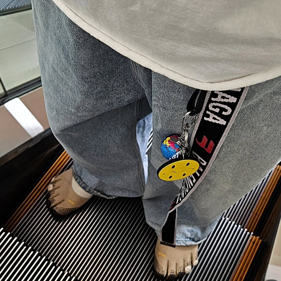 Balenciaga D Ring Belt Grey Red 착용 스타일