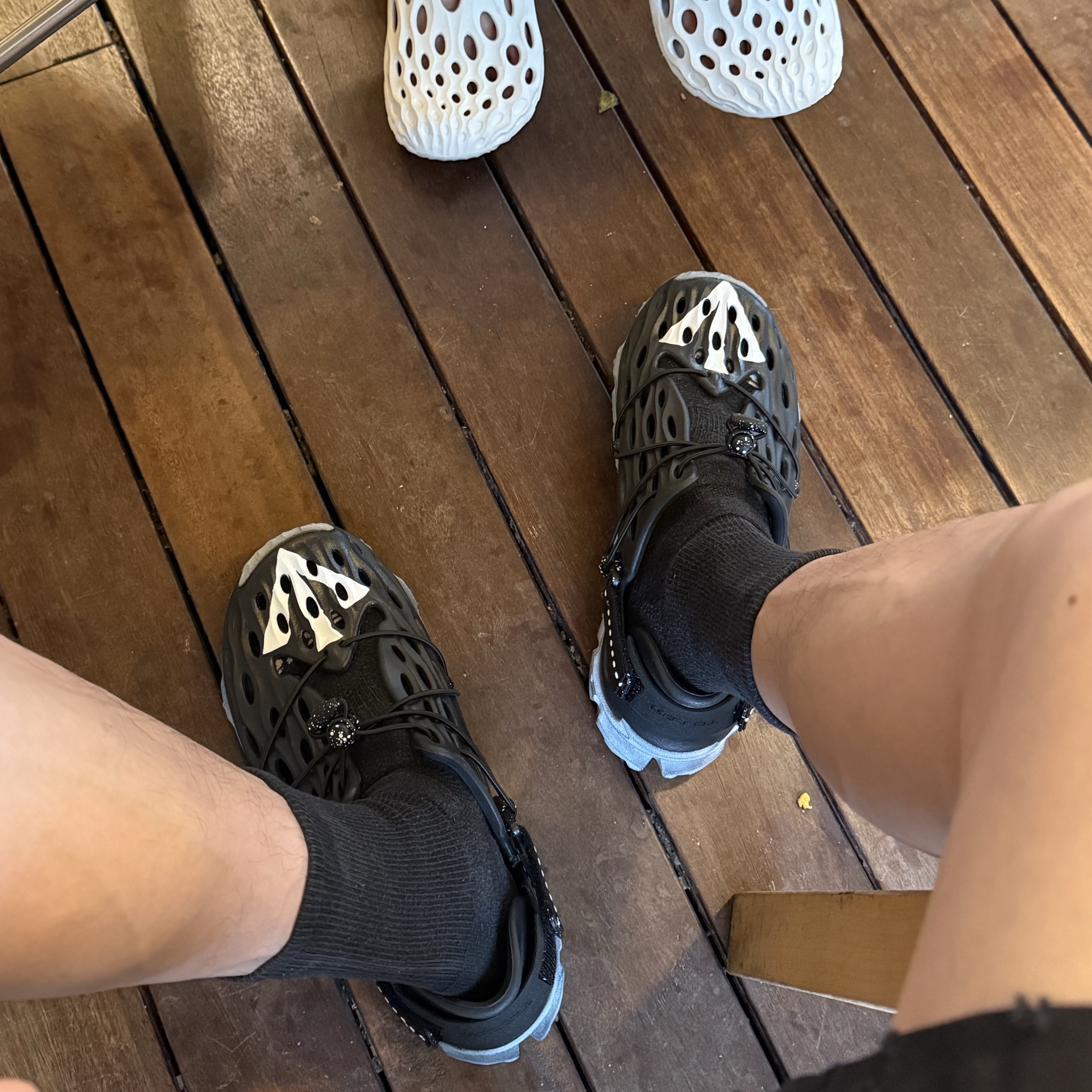 Saint Mxxxxxx Devil Daddy S/S T-Shirt Black - 25SS, Merrell x Eastlogue Hydro Moc AT Cage Black White 착용 스타일 - 2
