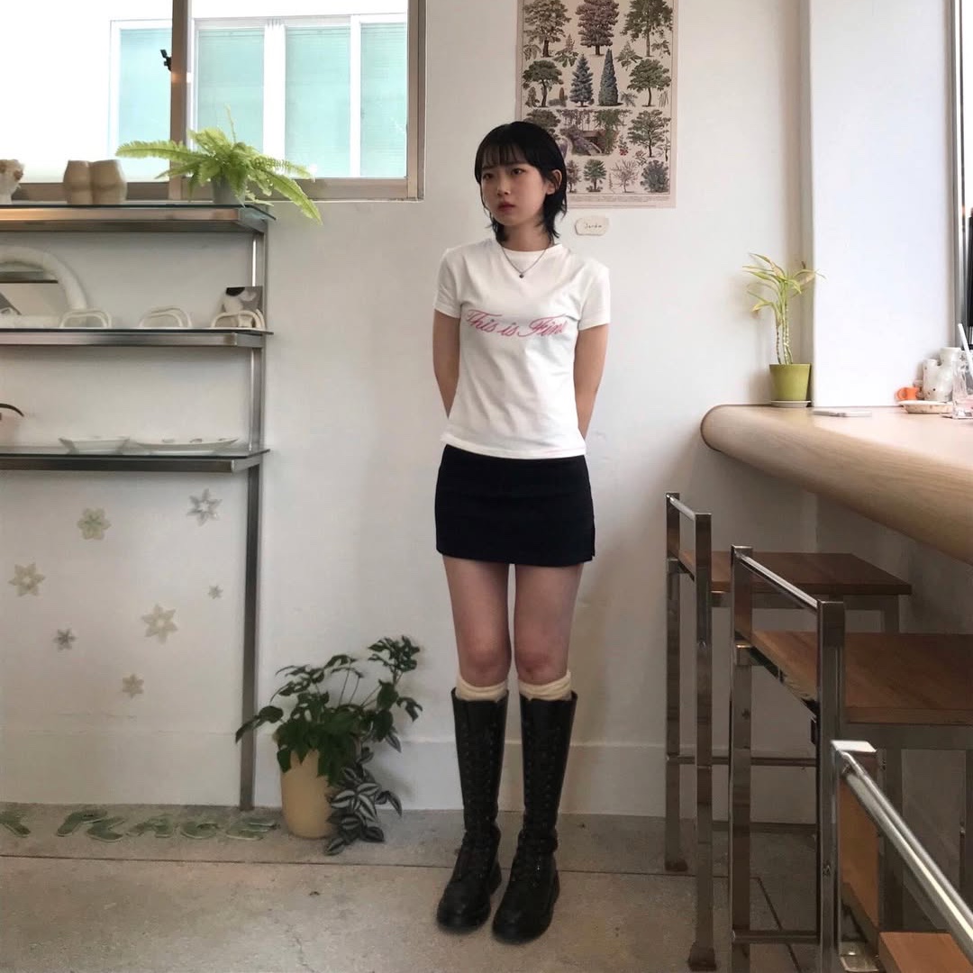 THIS IS FINE Cropped Signature Tee White 착용 스타일 - 3