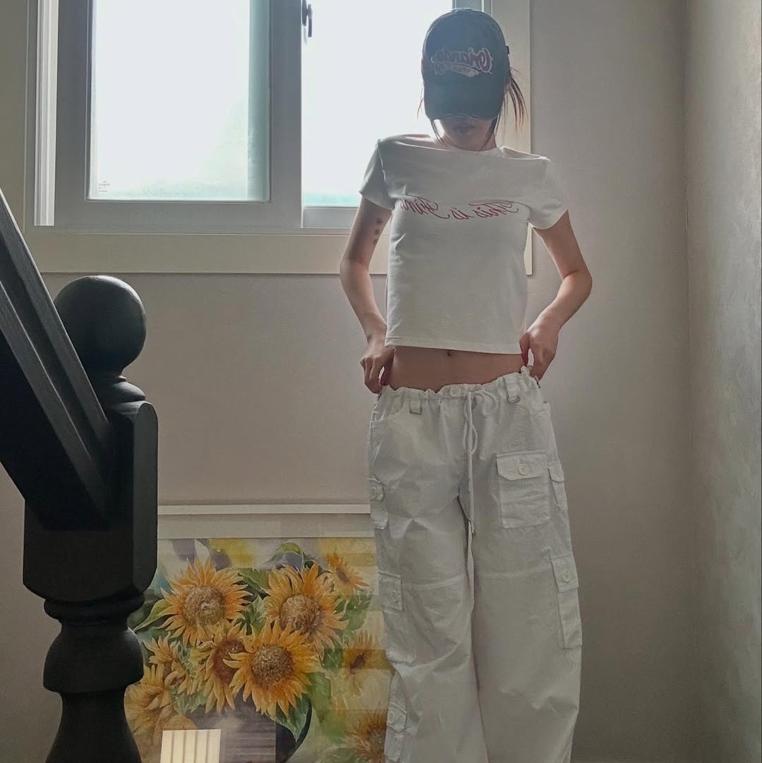 THIS IS FINE Cropped Signature Tee White 착용 스타일 - 1