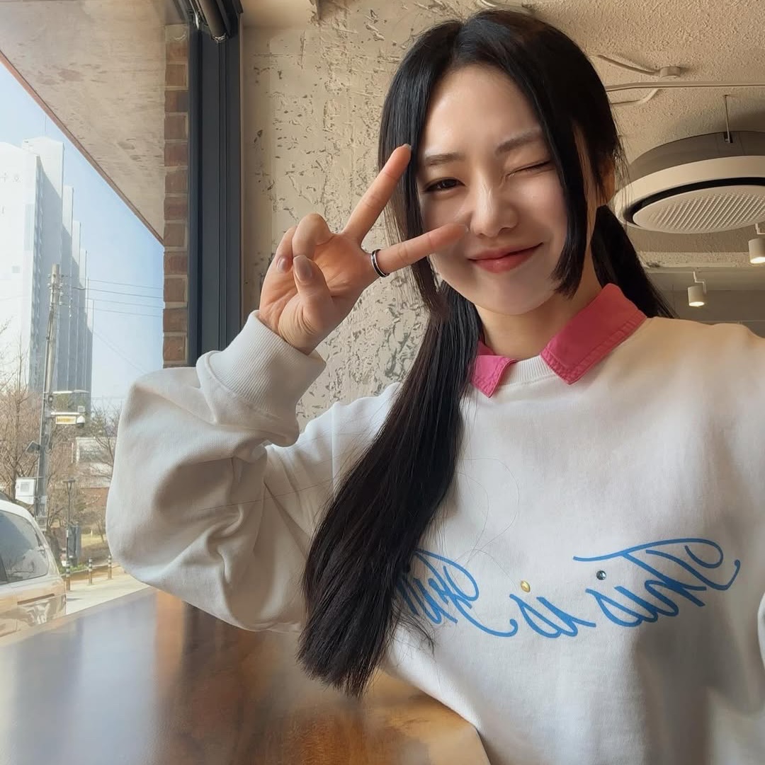 THIS IS FINE Standard Signature Sweatshirt White 착용 스타일 - 3