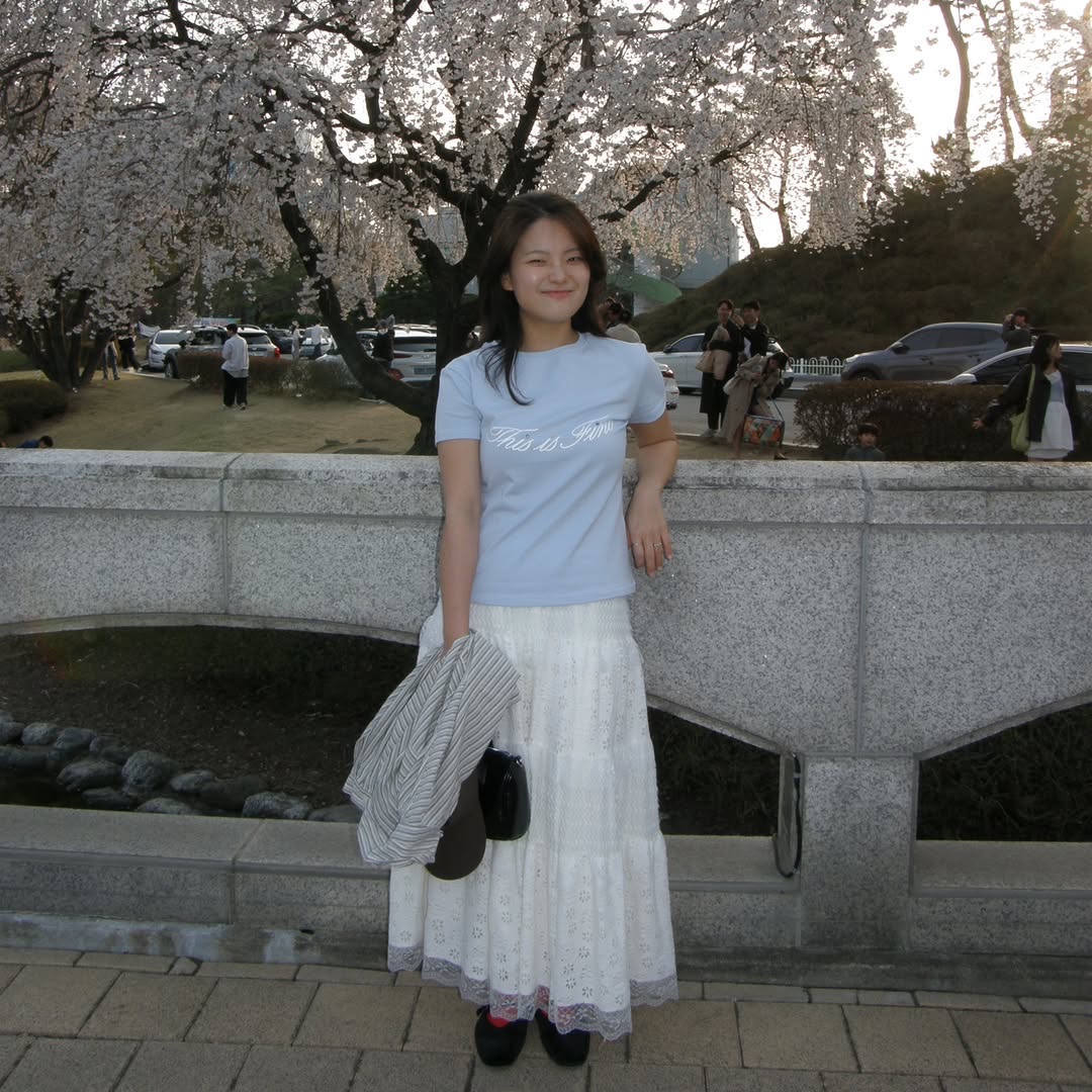 THIS IS FINE Cropped Signature Tee Sky 착용 스타일 - 2