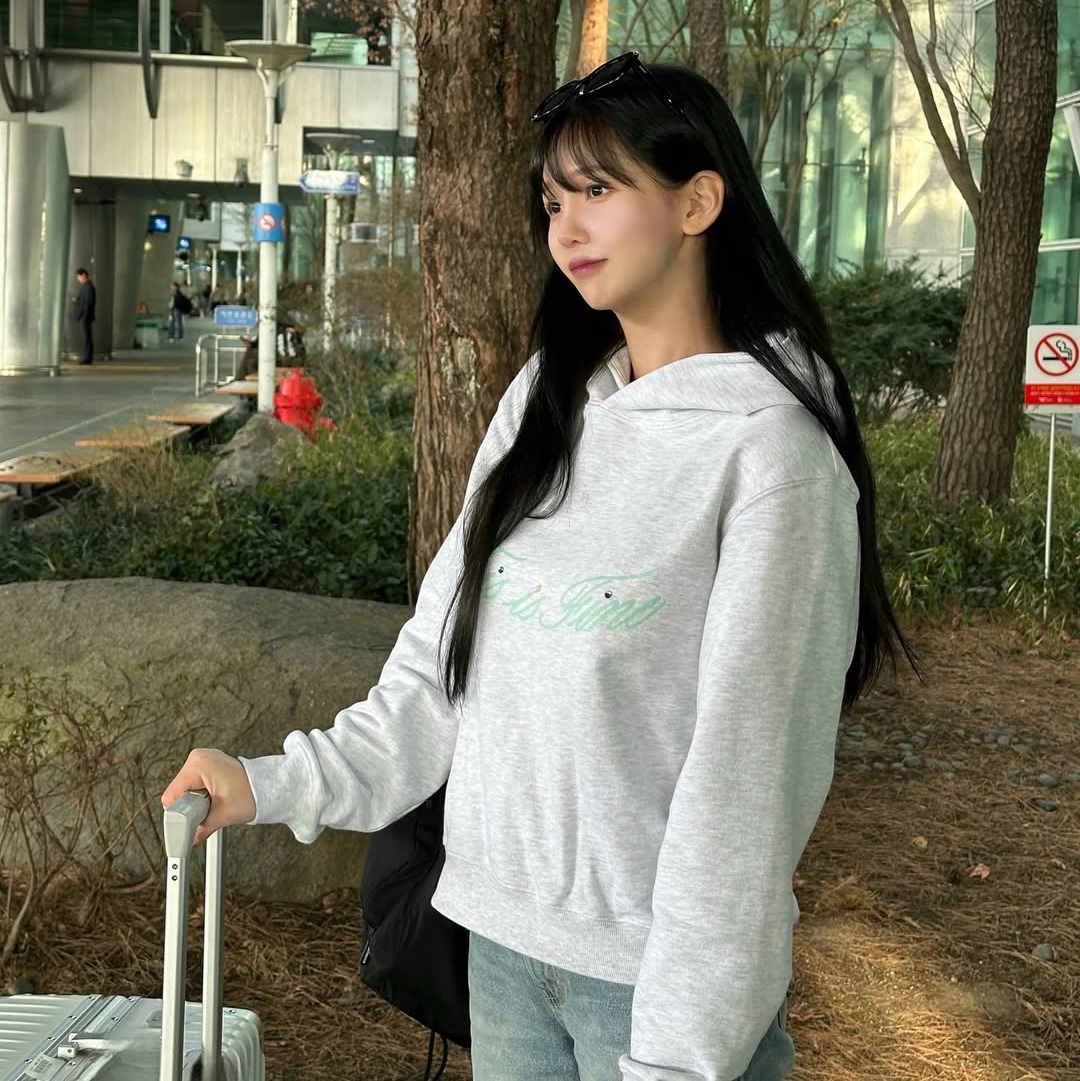 THIS IS FINE Standard Signature Hoodie Gray+TIF Blue 착용 스타일 - 1