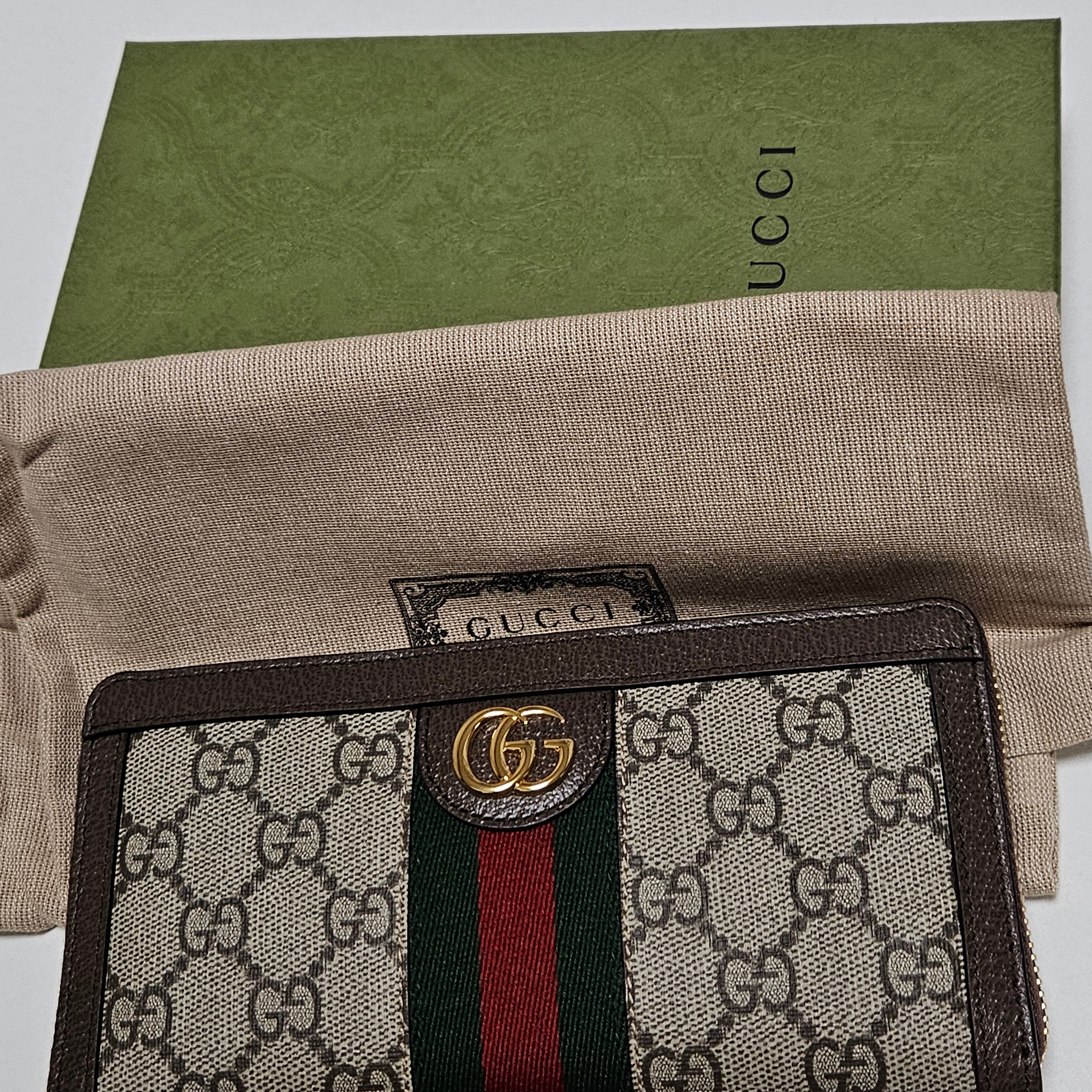Gucci Ophidia GG Supreme Zipper Wallet Beige Ebony 착용 스타일