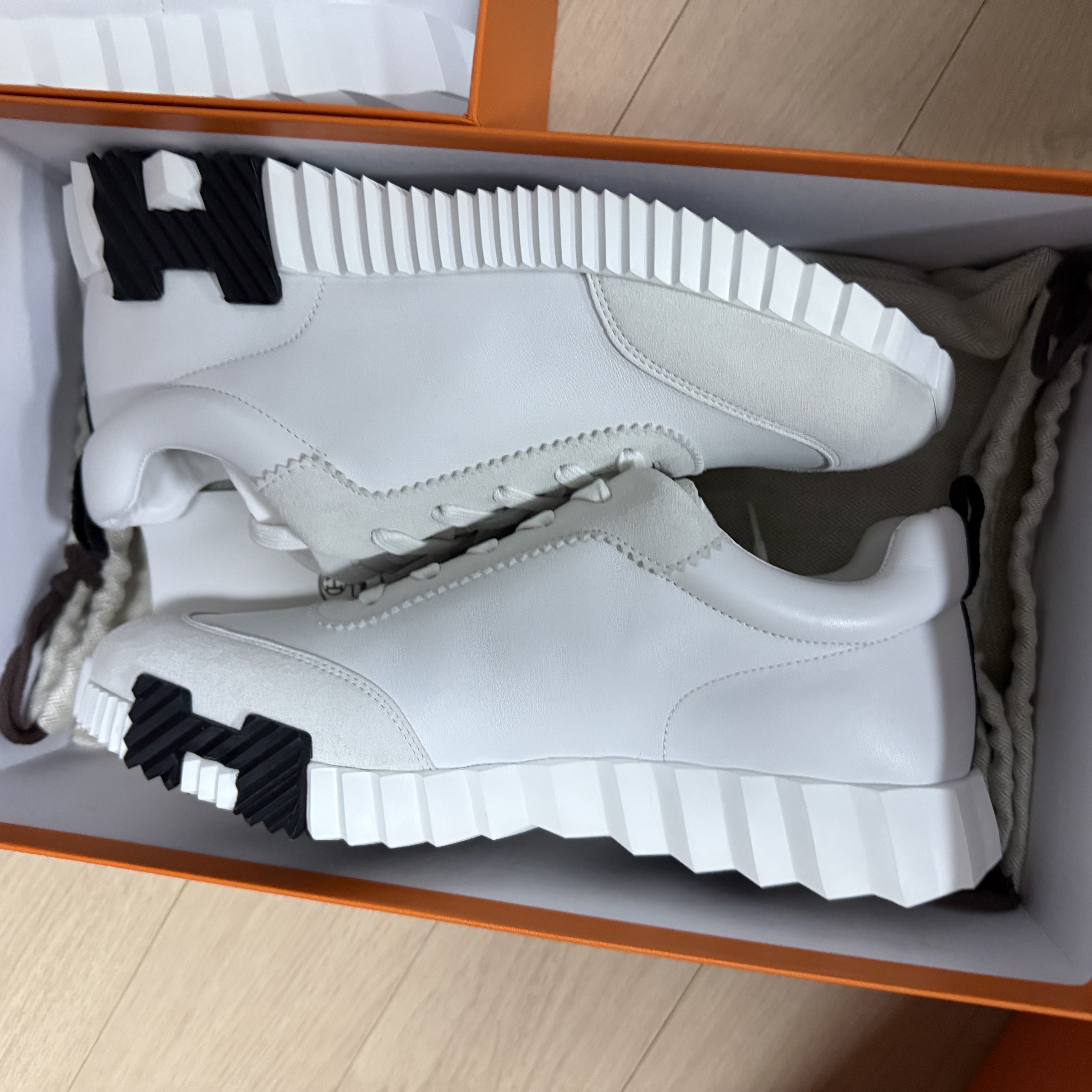 Hermes Bouncing Sneakers Calfskin Suede Goatskin & Blanc 착용 스타일