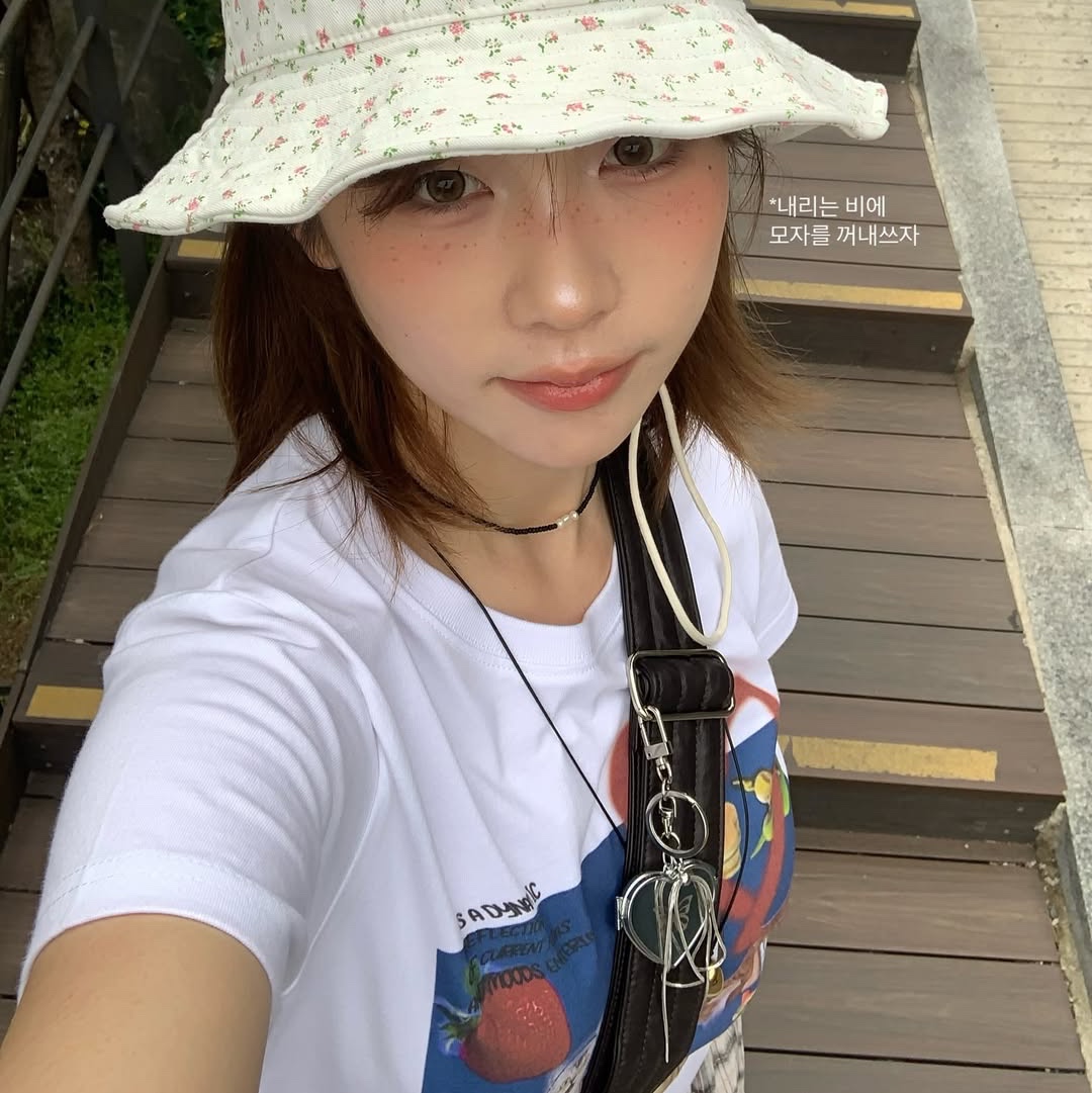 Dominant Cat World Crop Tee White 착용 스타일 - 5