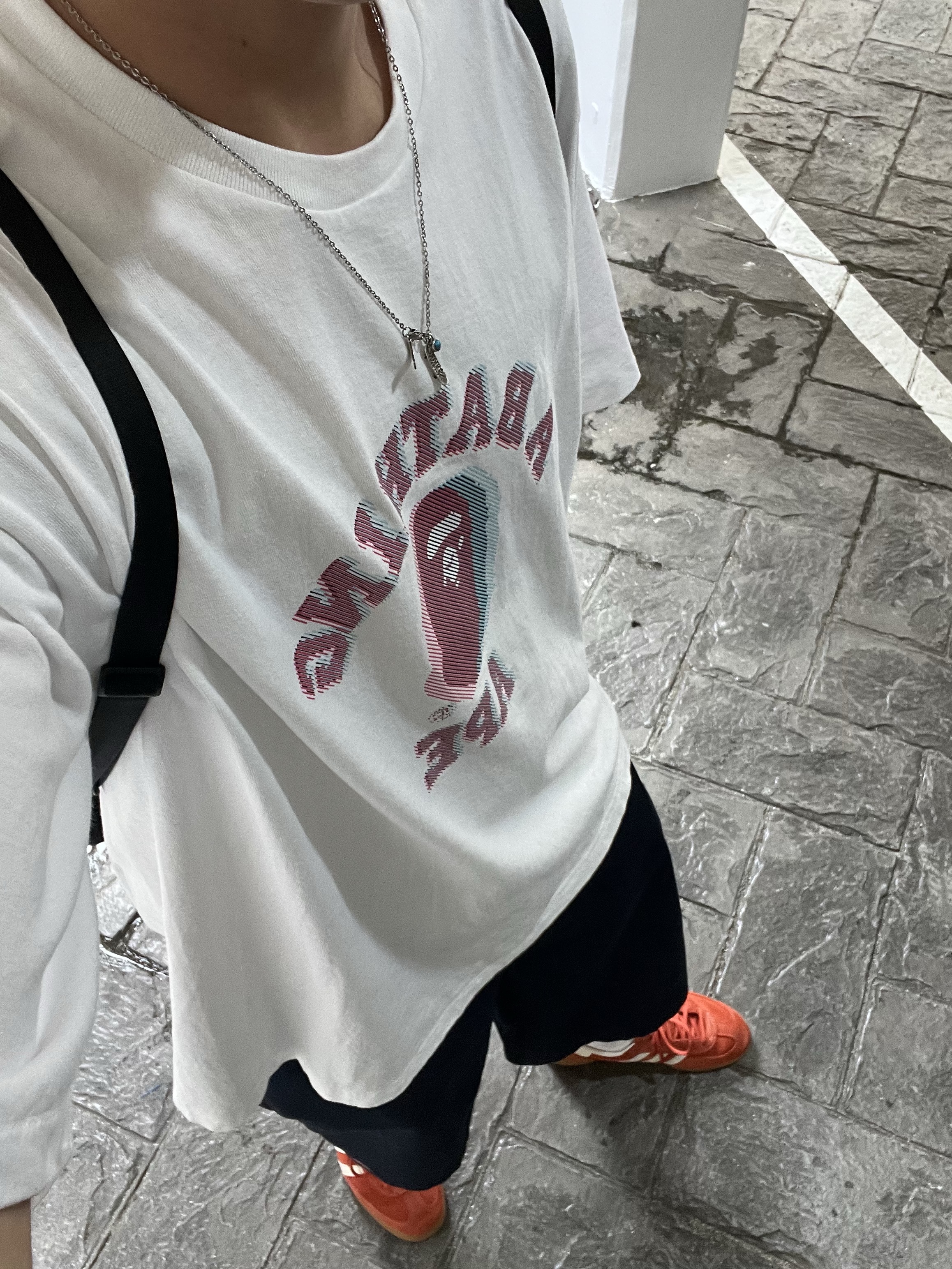 BAPE Glitch Art College T-Shirt White, Dickies Loose Fit 13 Inch Flat Front Work Shorts Dark Navy 착용 스타일