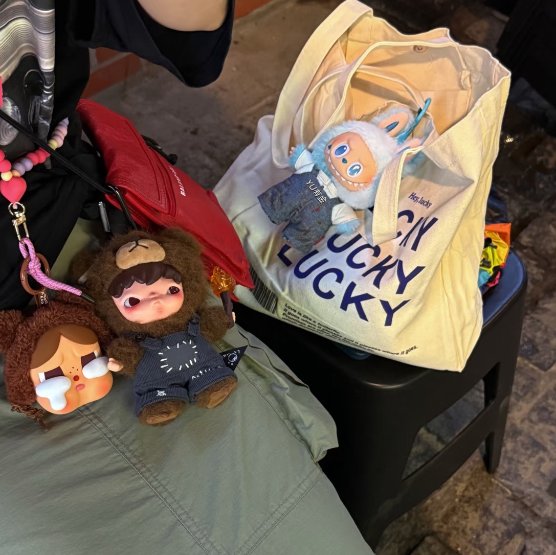 Pop Mart Hirono Living Wild-Fight For Joy Plush Doll 착용 스타일