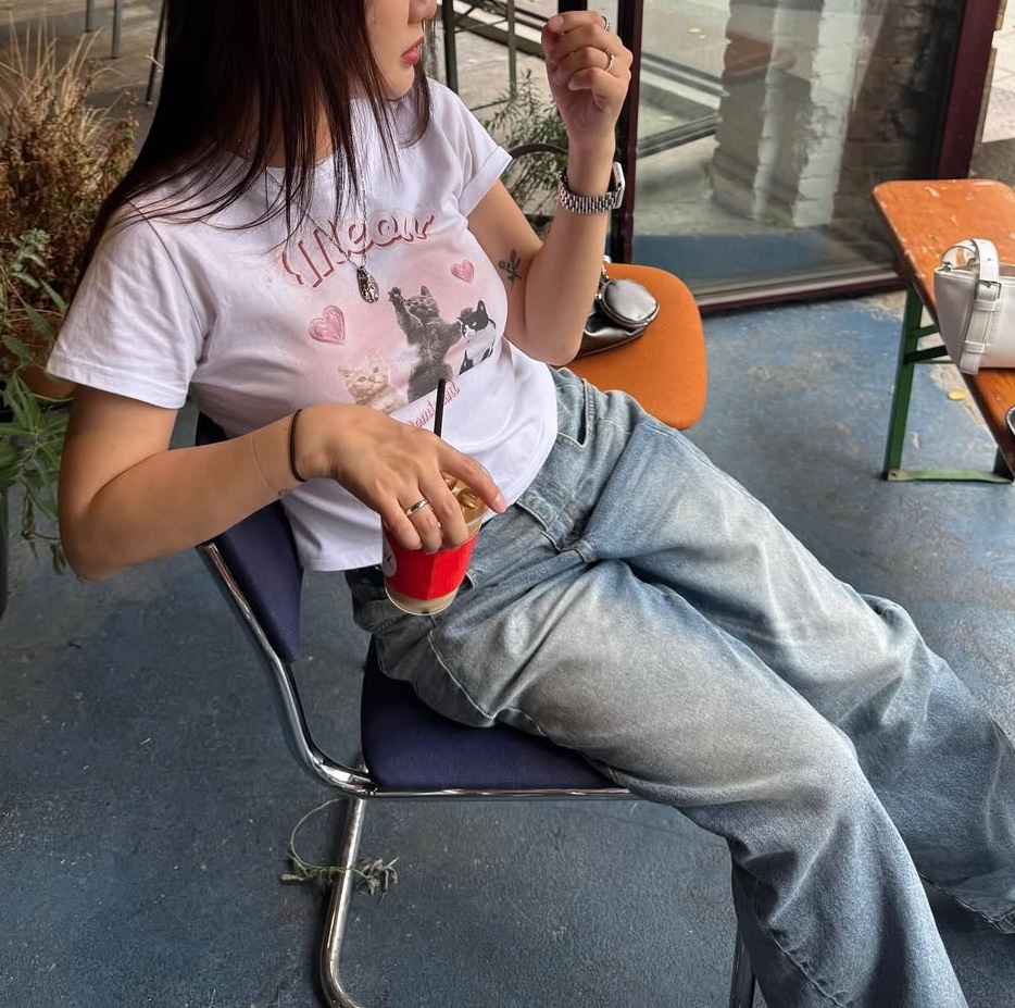Dominant Cat World2 Crop Tee White 착용 스타일 - 3