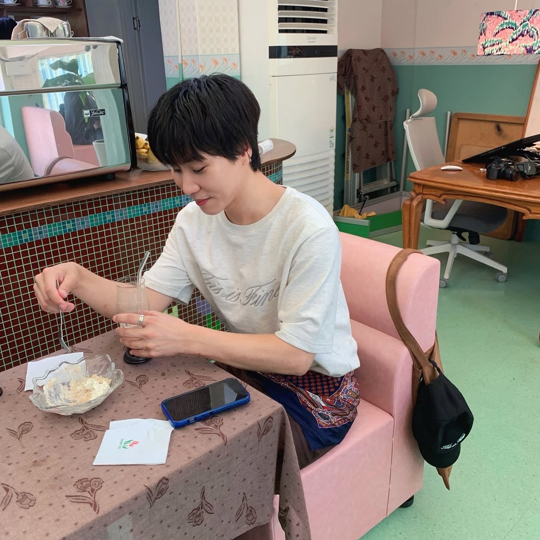 THIS IS FINE Signature Ball Cap Black, THIS IS FINE Oversized Signature Tee Oat 착용 스타일 - 2
