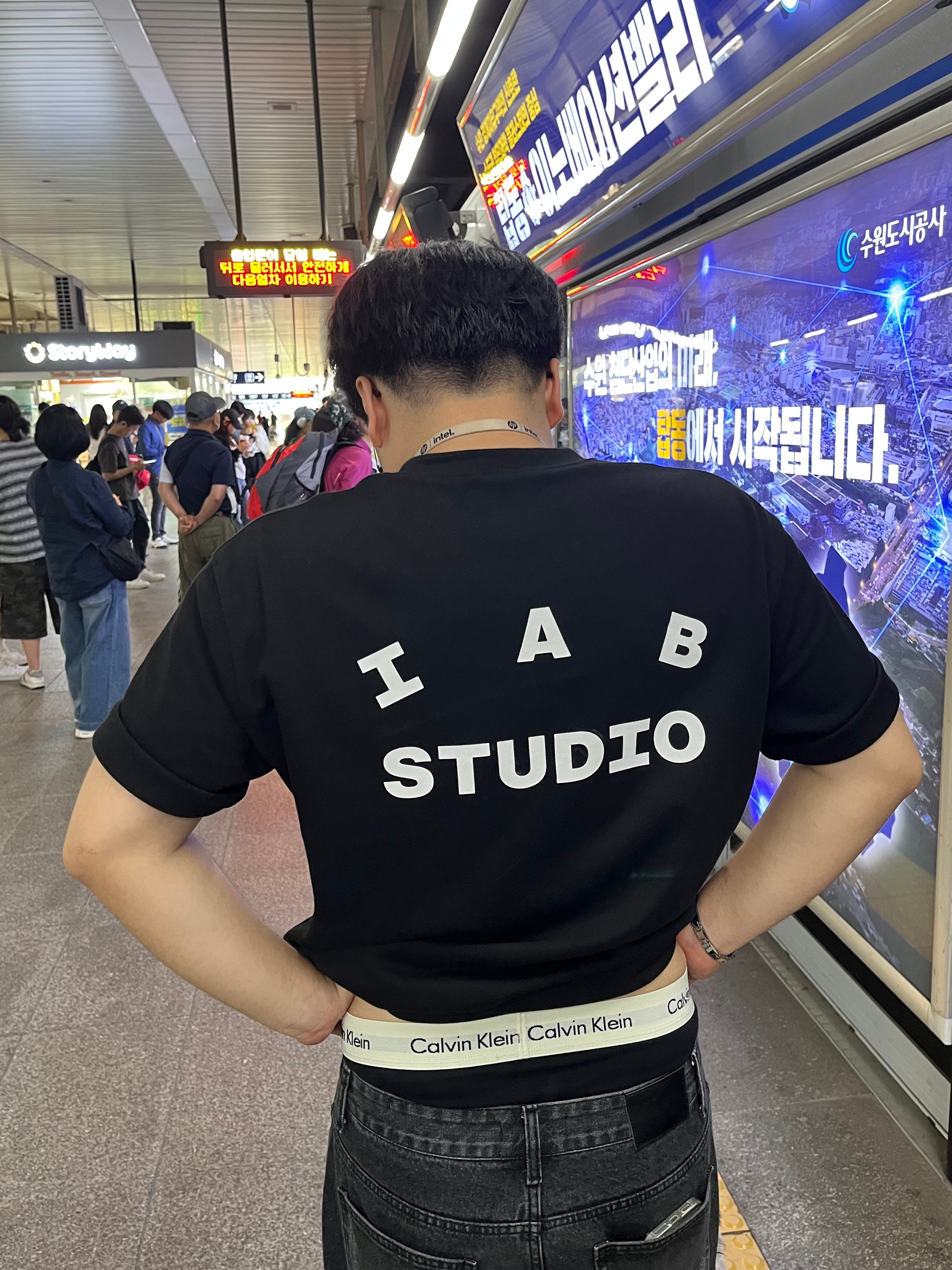 IAB Studio Basic T-Shirt Black White 착용 스타일