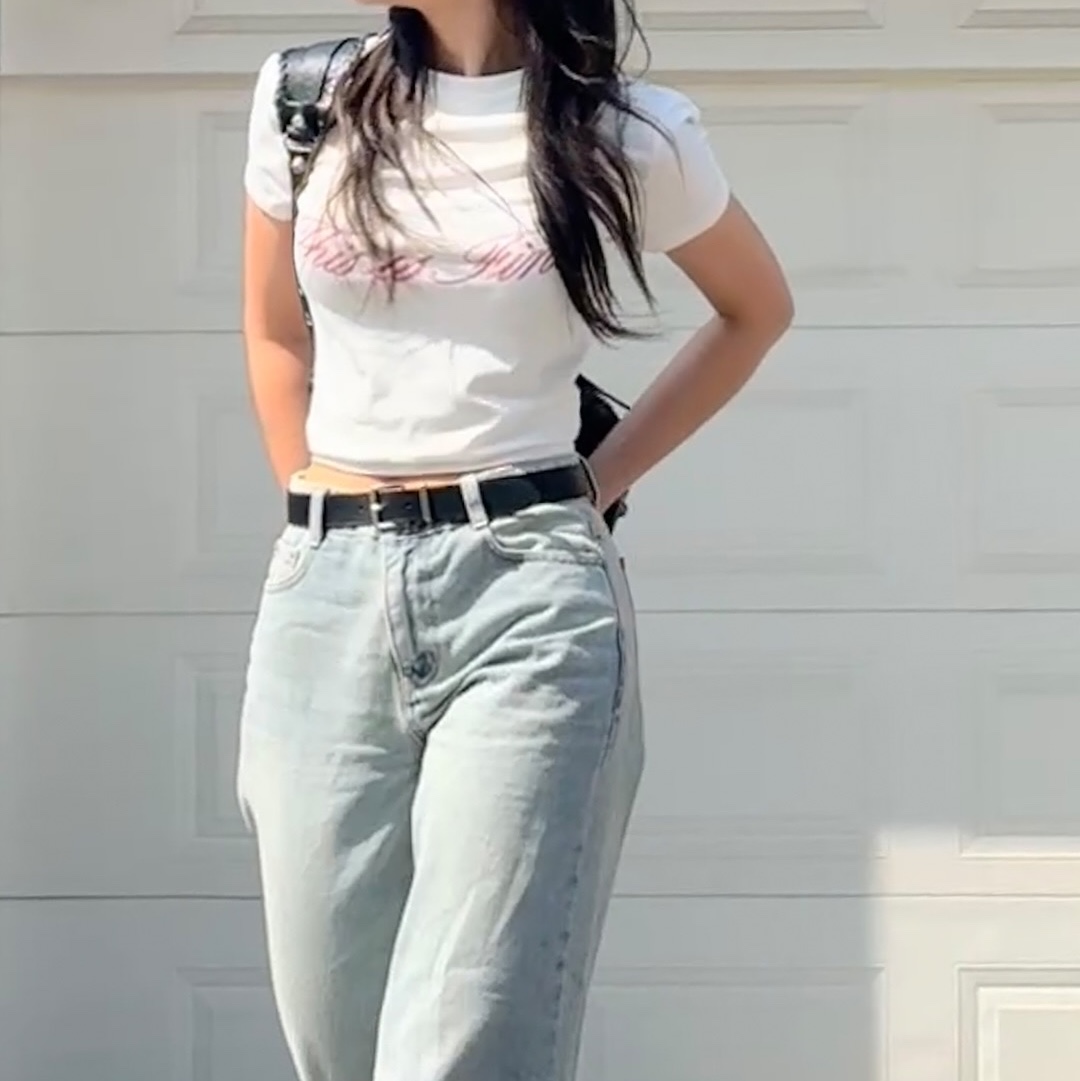 THIS IS FINE Cropped Signature Tee White 착용 스타일 - 2