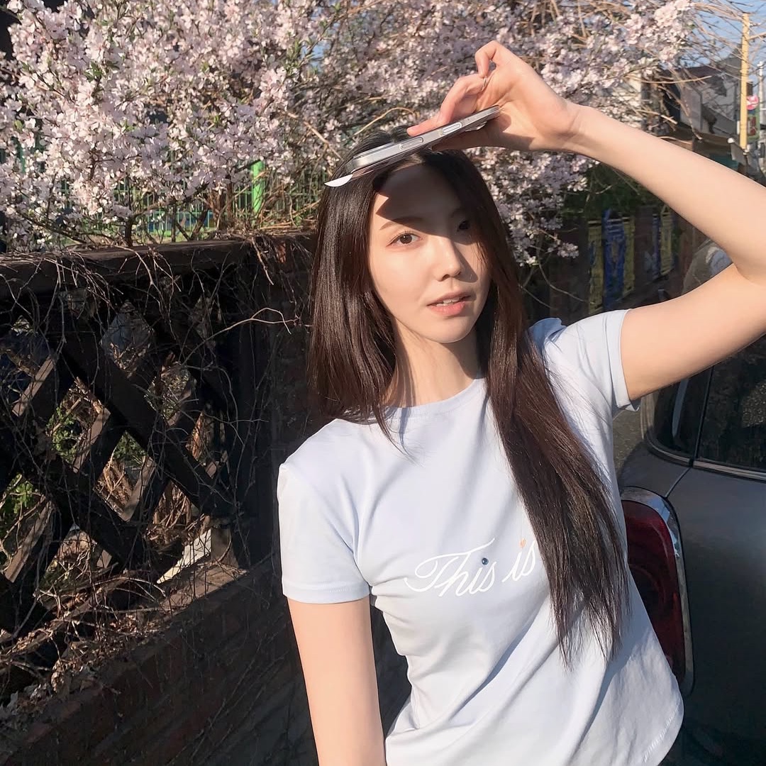 THIS IS FINE Cropped Signature Tee Sky 착용 스타일 - 5