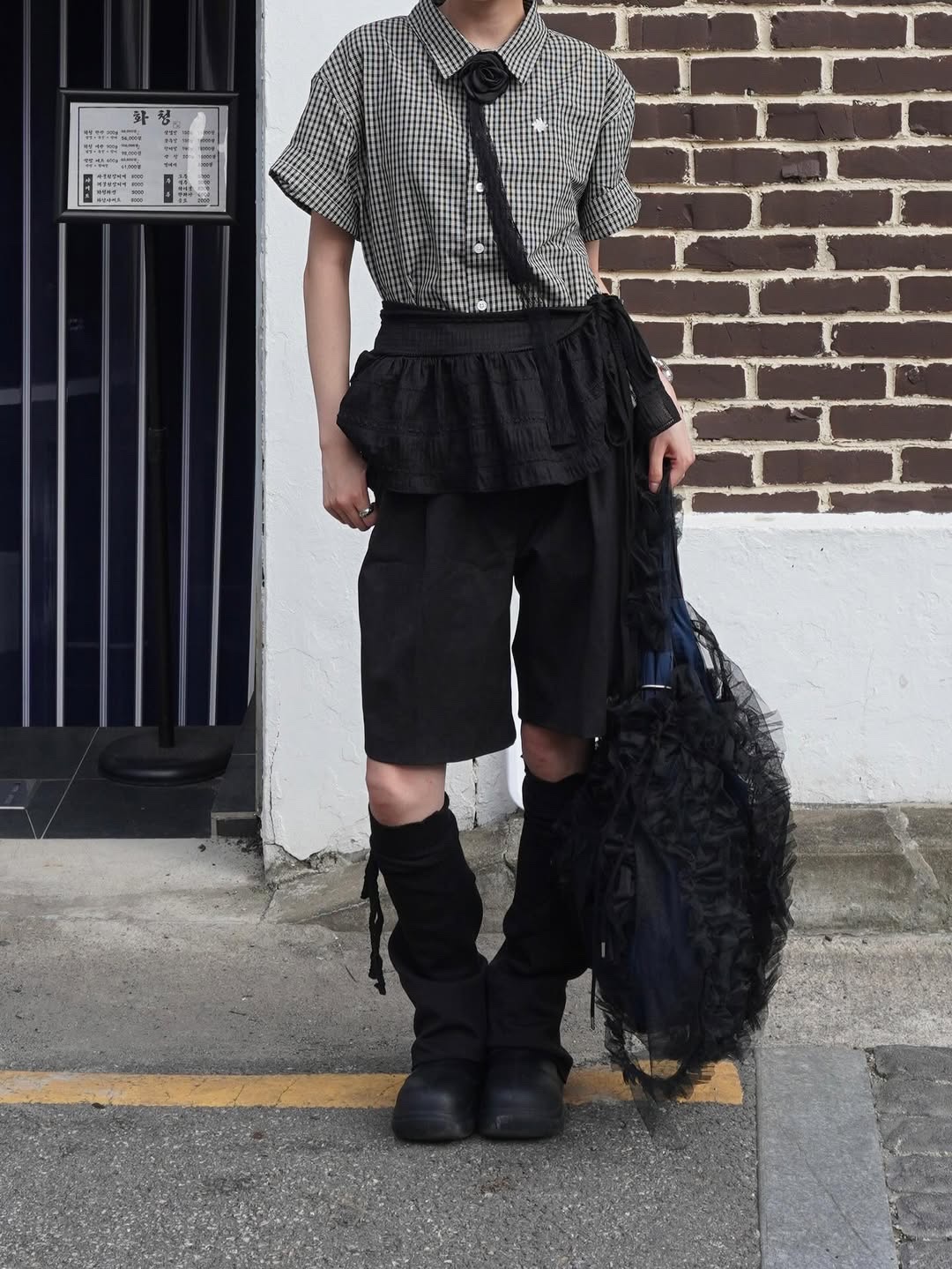SLOW RECORD HOUSE Logo Check Short Sleeve Shirt Black 착용 스타일 - 8