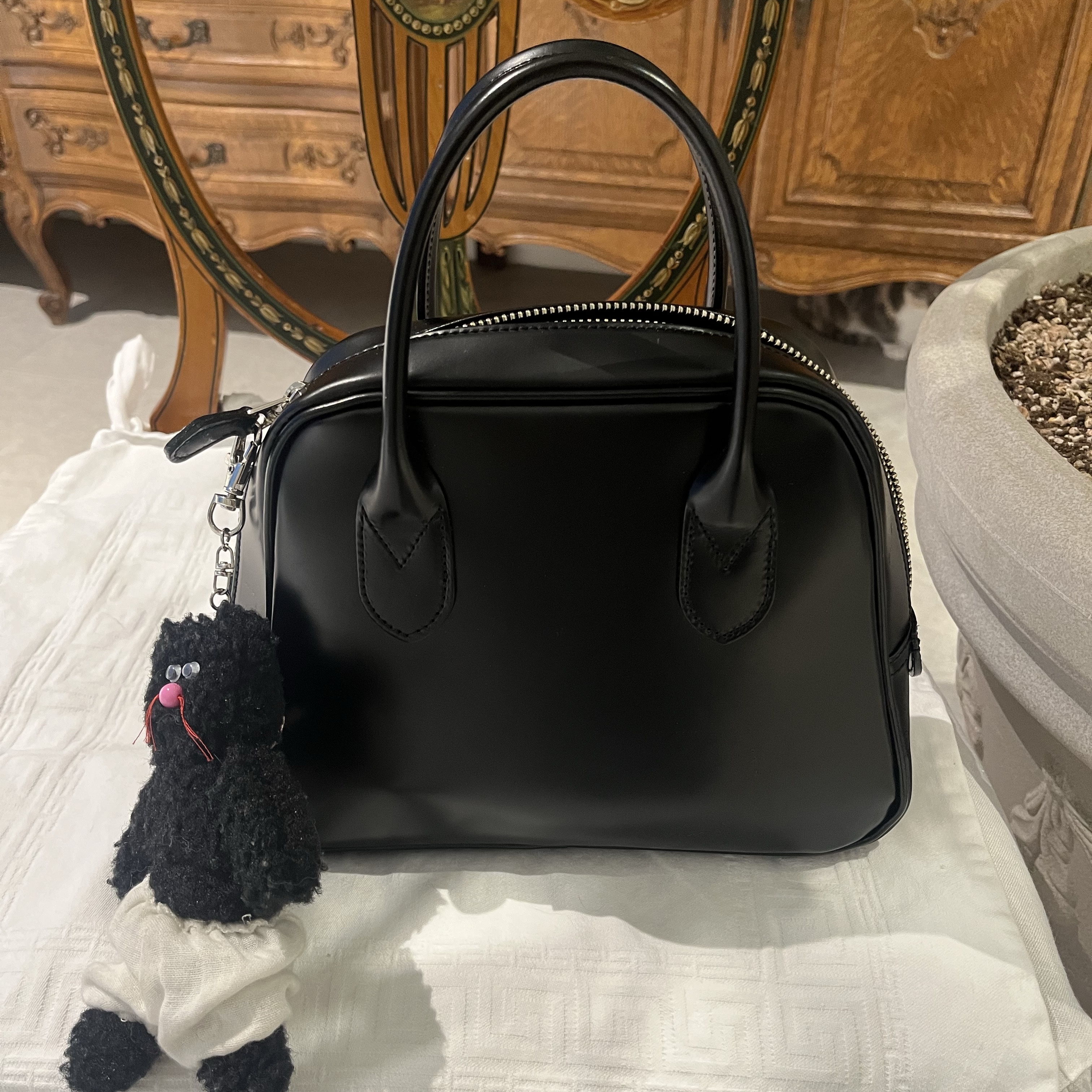 Comme des Garcons Round No.2 Aoyama Bag Black, Monamhee Beulpingi Keyring with White Pants Black 착용 스타일 - 2