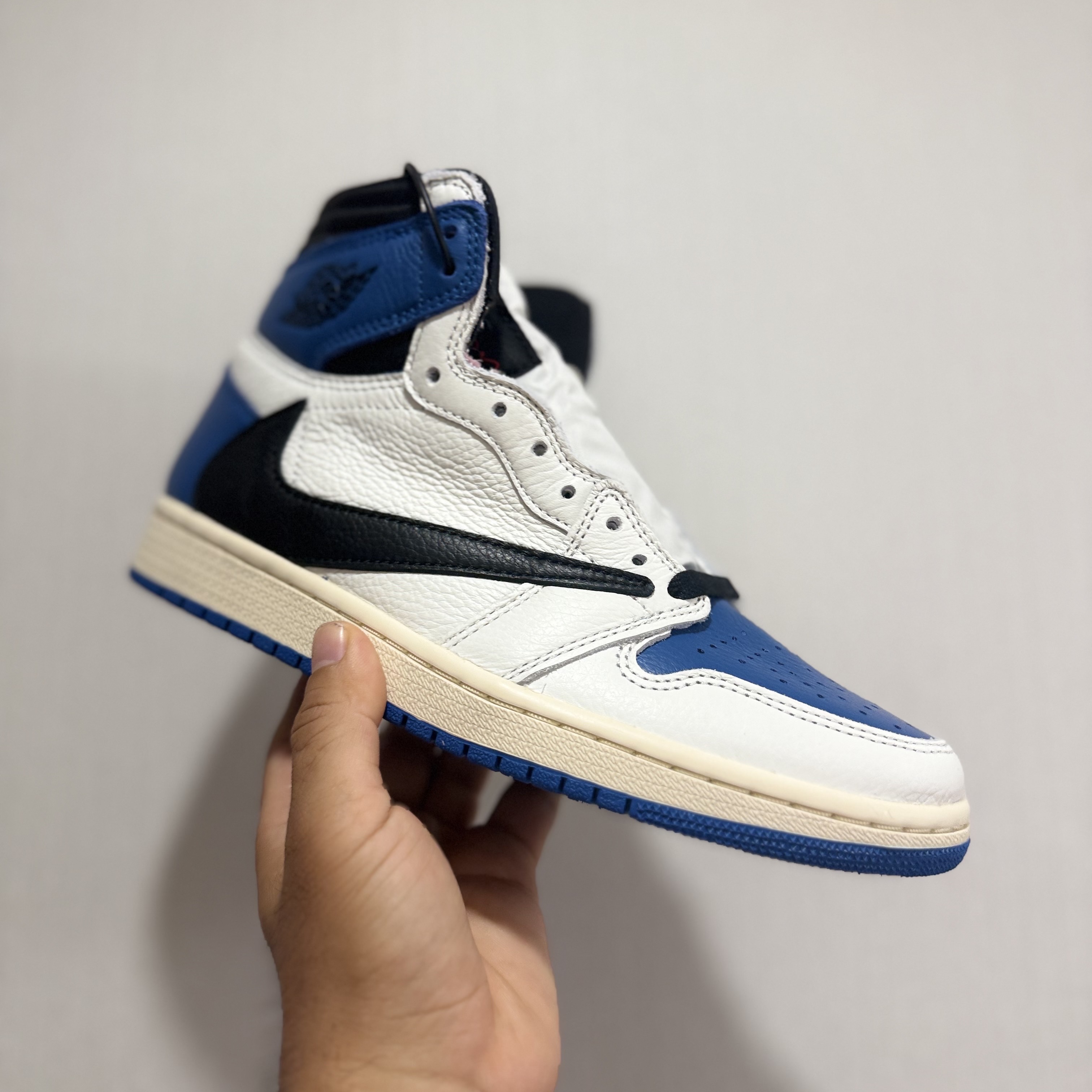 Jordan 1 x Travis Scott x Fragment Retro High OG SP Military Blue 착용 스타일