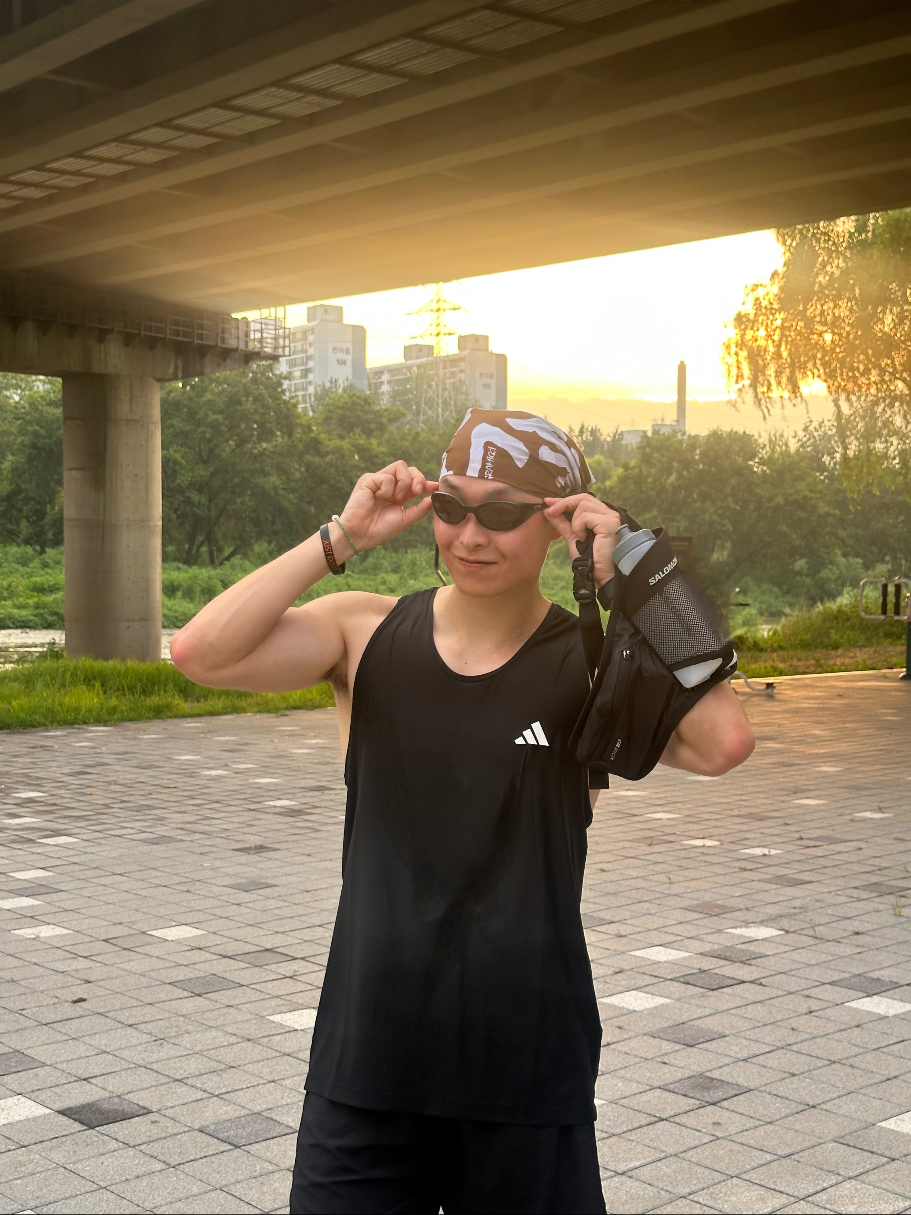 Salomon Active Belt 3D Bottle Black, Oakley Eye Jacket Redux Matte Black Frame Prizm Grey Lenses High Bridge Fit 착용 스타일 - 1