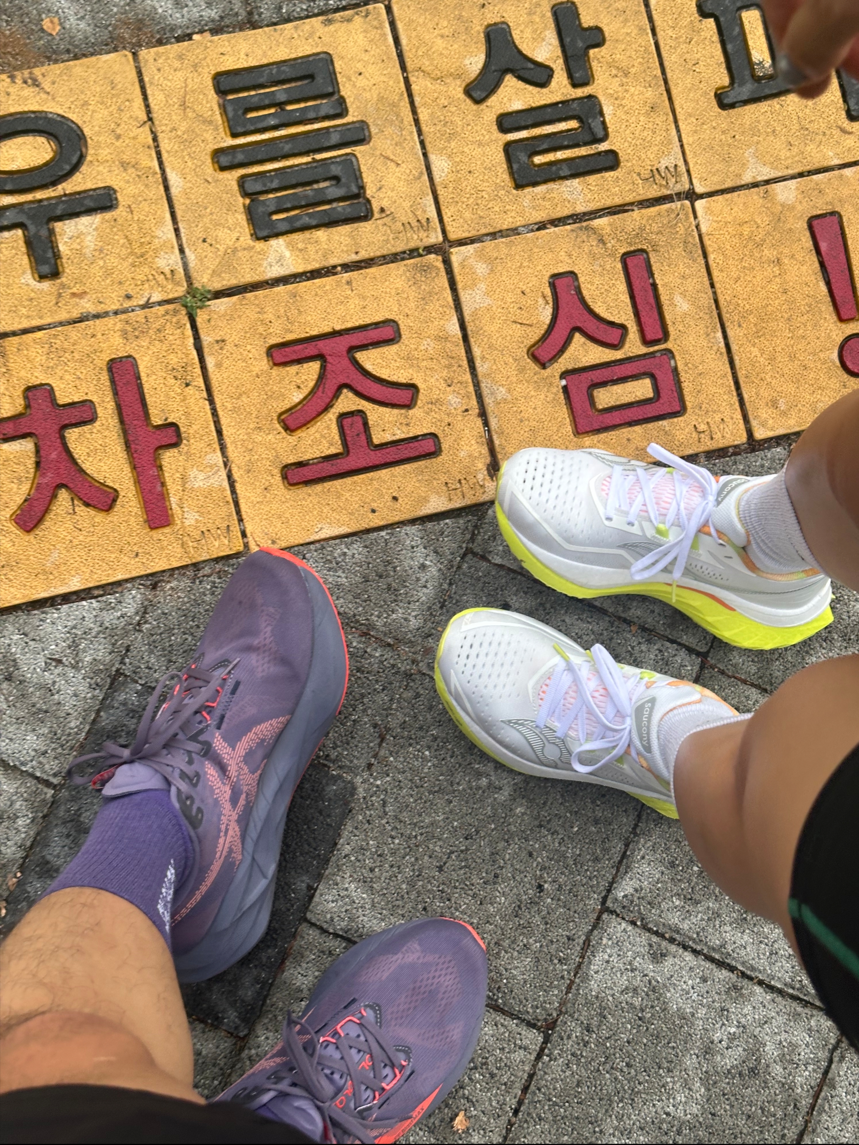 Salomon Active Belt 3D Bottle Black, Oakley Eye Jacket Redux Matte Black Frame Prizm Grey Lenses High Bridge Fit 착용 스타일 - 7