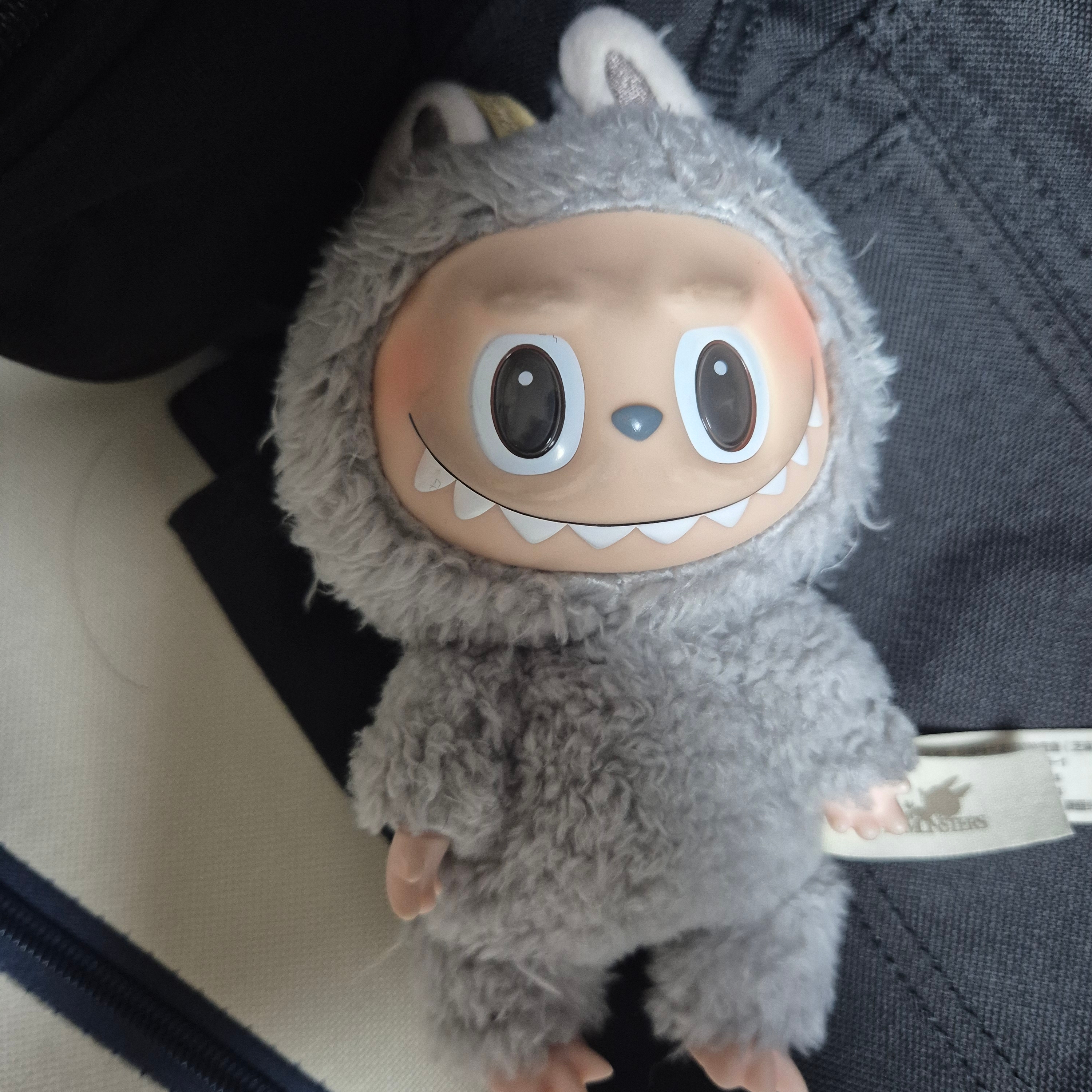 Pop Mart Labubu The Monsters Labubu Tasty Macarons Series Sesame Bean Keyring (Opened Case) 착용 스타일