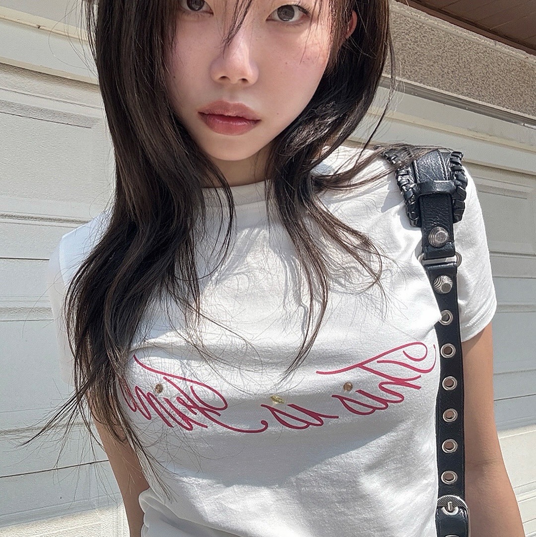 THIS IS FINE Cropped Signature Tee White 착용 스타일 - 6
