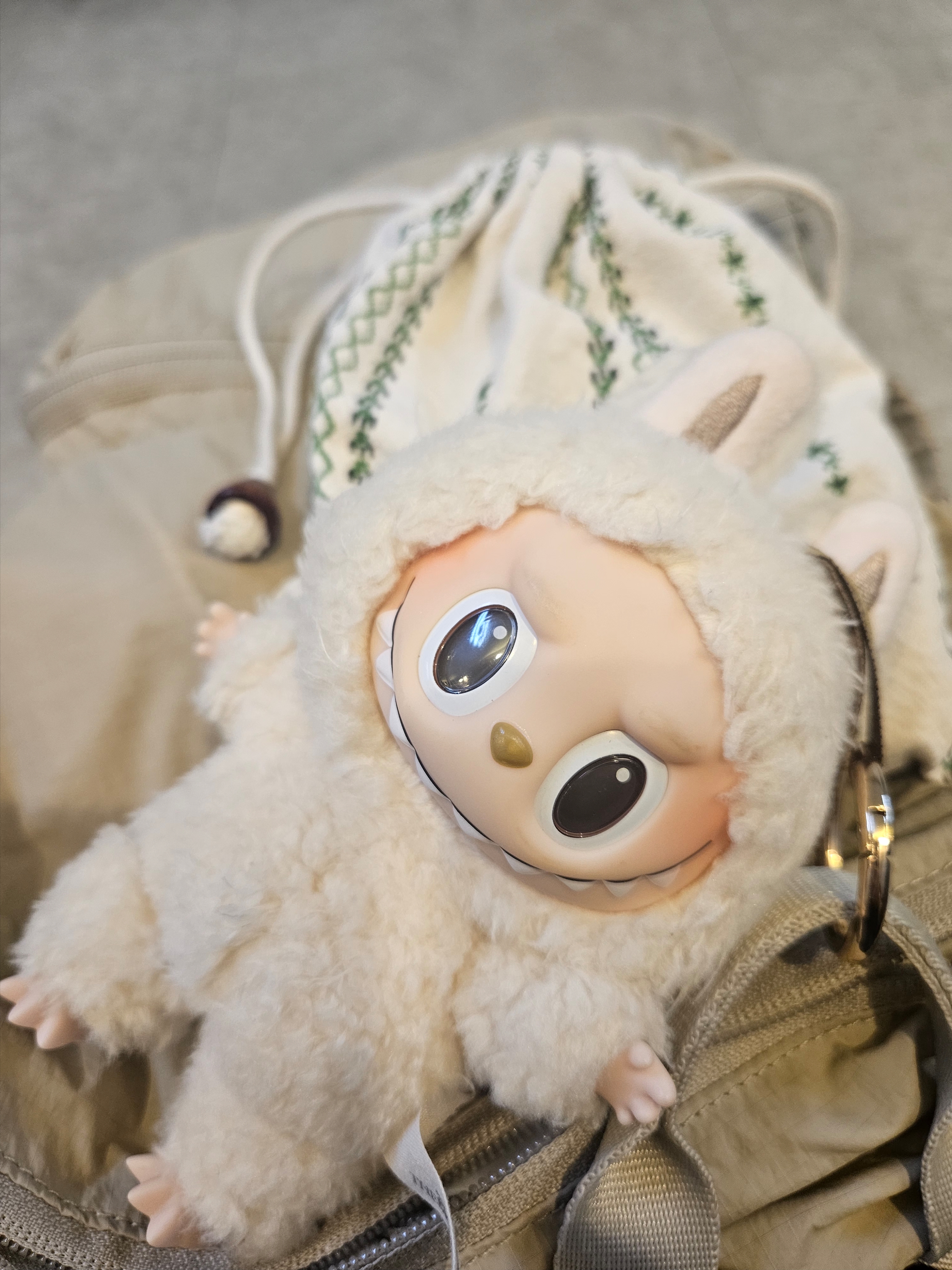 Pop Mart Labubu The Monsters Labubu Tasty Macarons Series Soymilk Keyring 착용 스타일 - 1