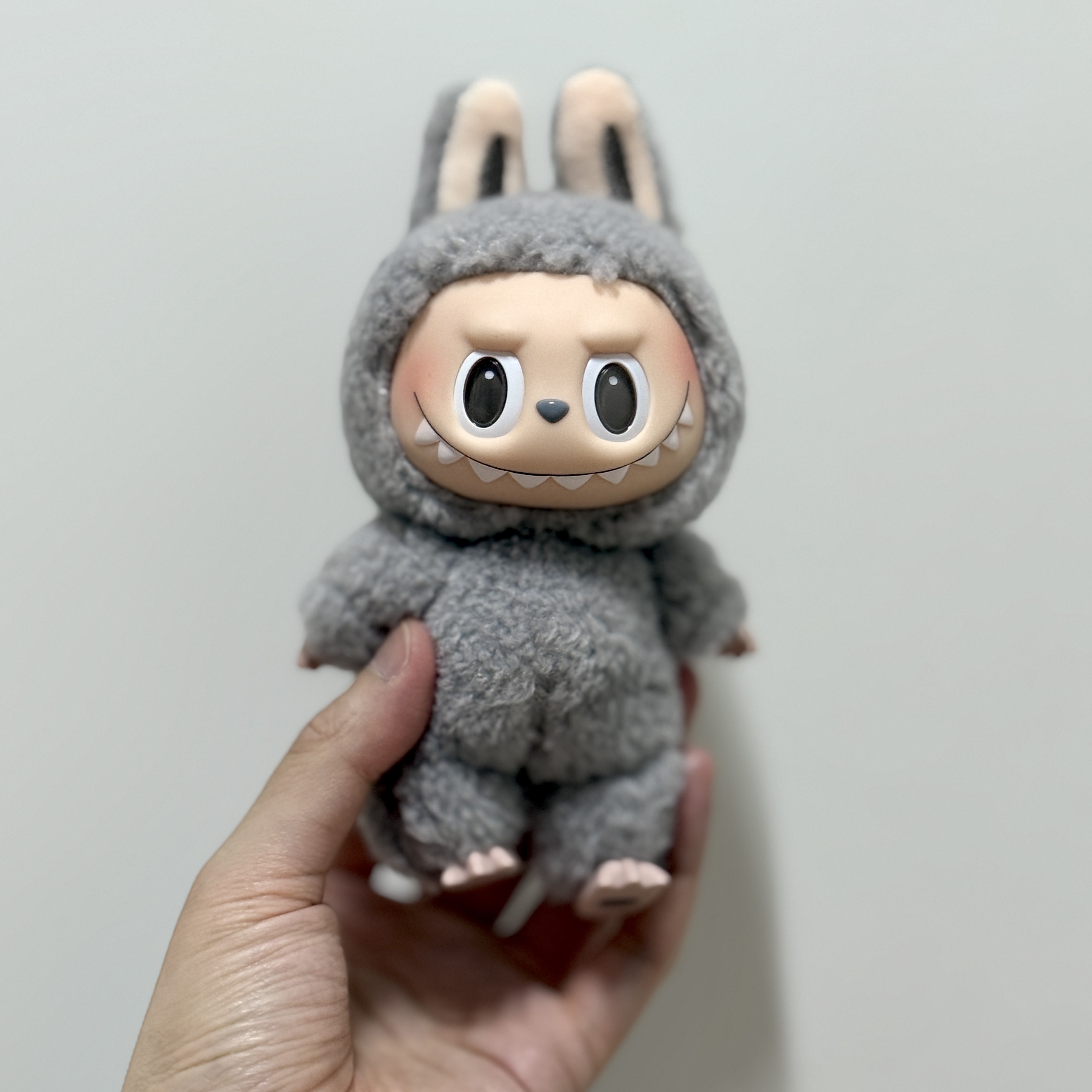 Pop Mart Labubu The Monsters Labubu Tasty Macarons Series Sesame Bean Keyring (Opened Case) 착용 스타일